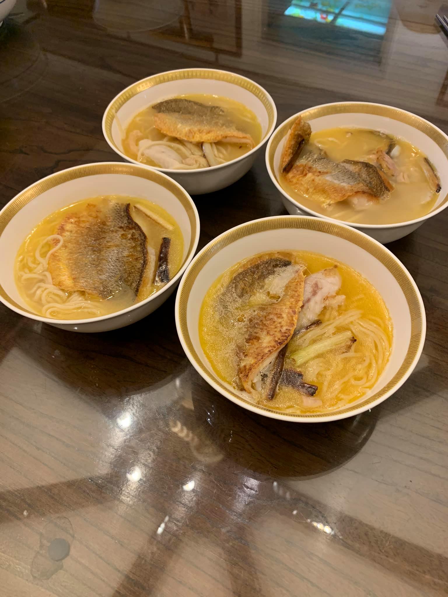 黃魚煨麵分碗上桌，媽媽那碗沒有拍照。