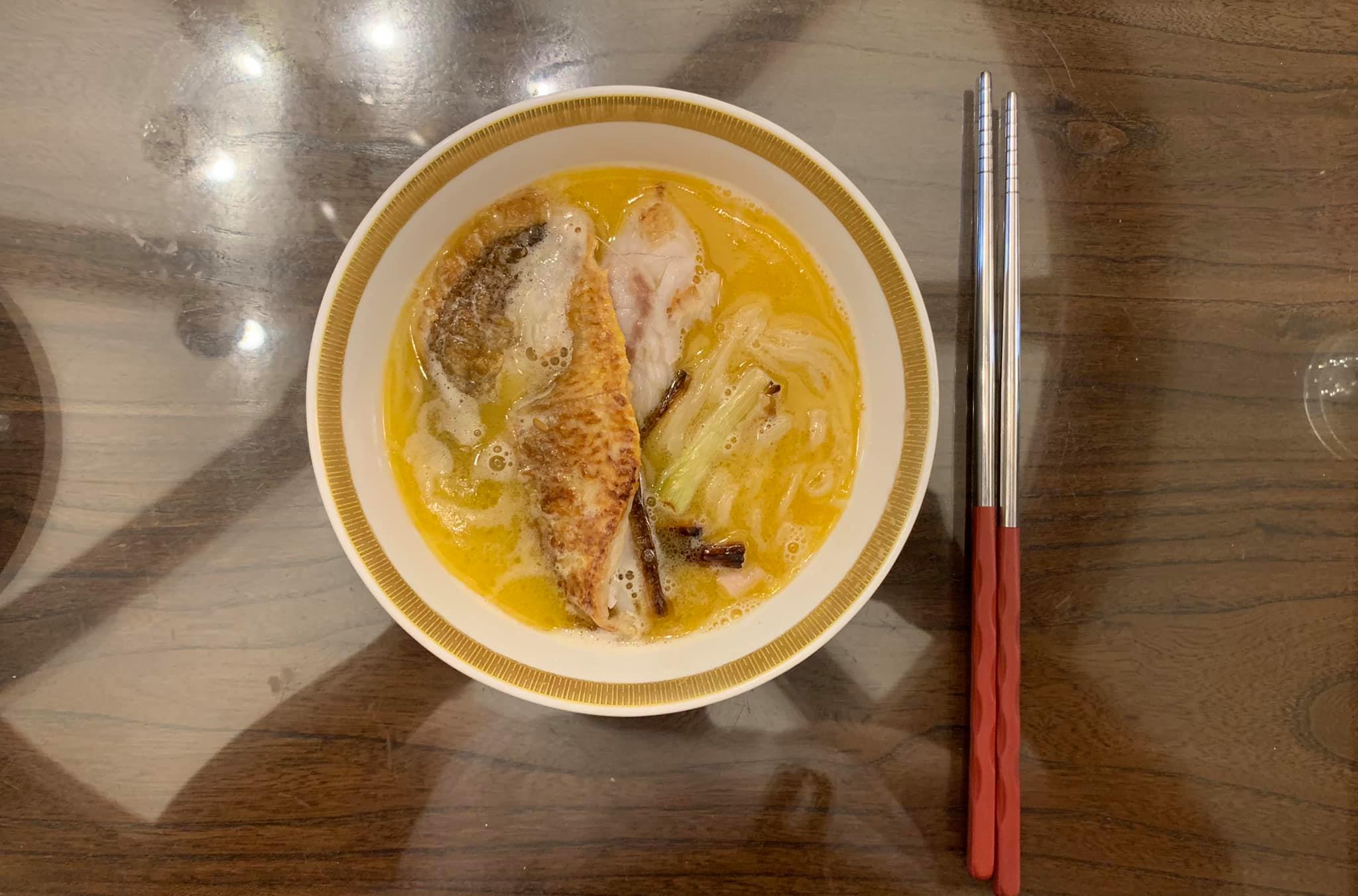 黃魚煨麵，是東北季風起才有的美味。