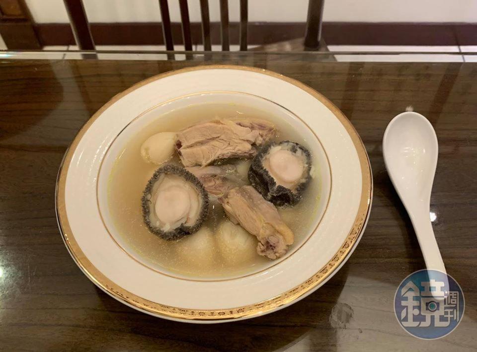 今天再複製明福的另一道名菜「鮑魚蒜頭雞」，這道湯品也是我幫兒子開胃的營養雞湯。