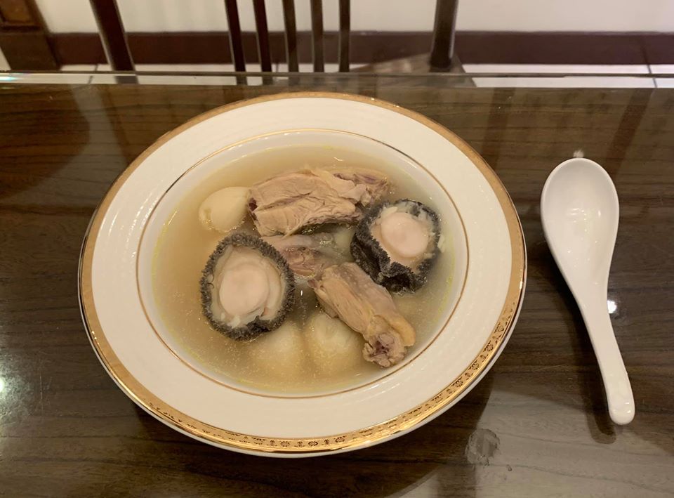 今天再複製明福的另一道名菜「鮑魚蒜頭雞」，這道湯品也是我幫兒子開胃的營養雞湯。