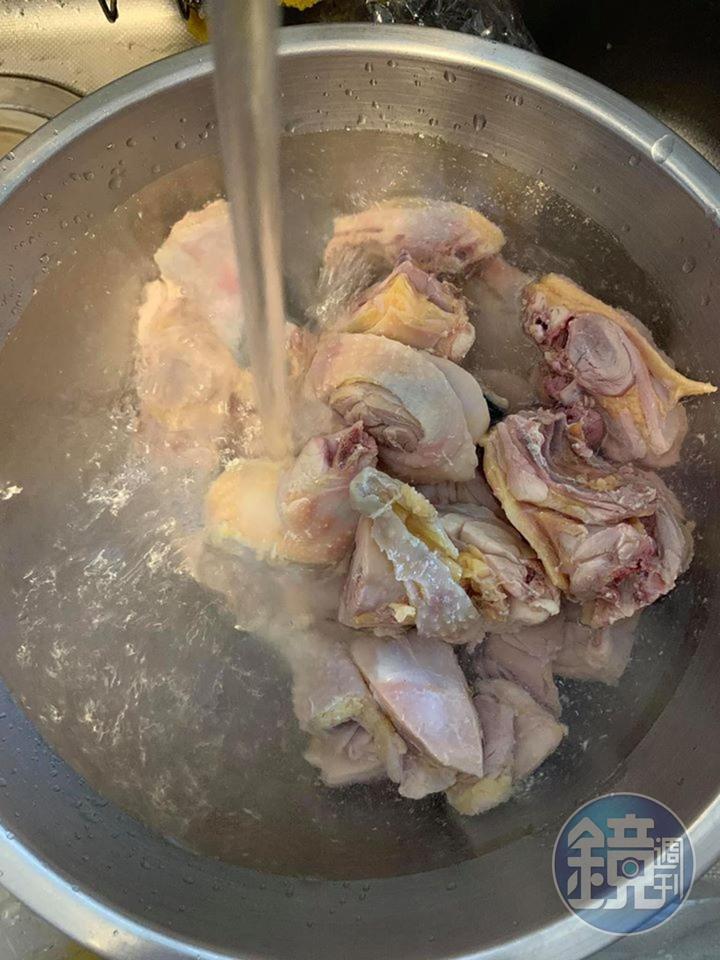 將雞塊撈起沖冷水。