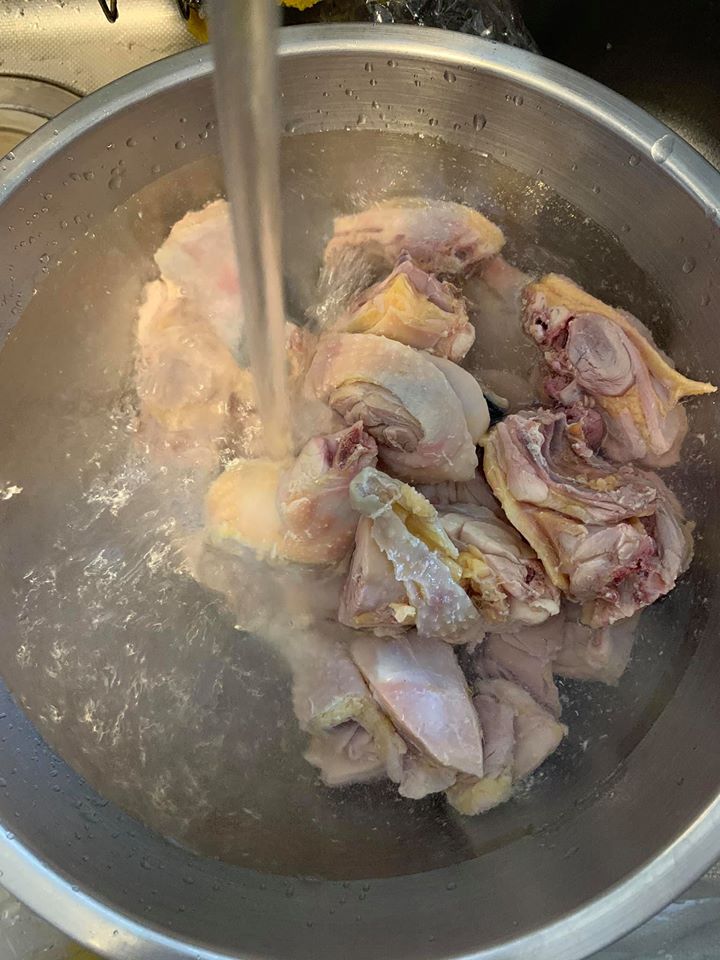 將雞塊撈起沖冷水。
