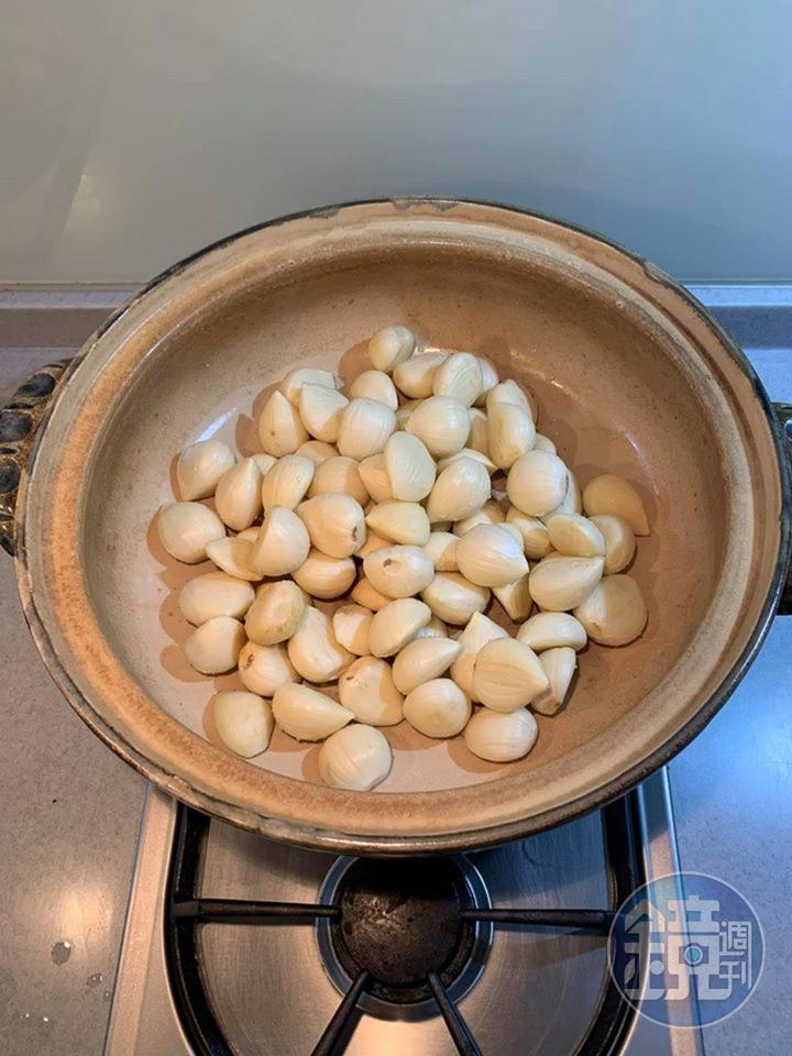 將蒜頭放進砂鍋。