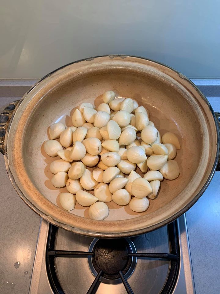 將蒜頭放進砂鍋。