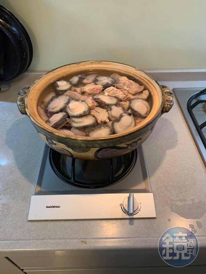 加入清水與鮑魚。
