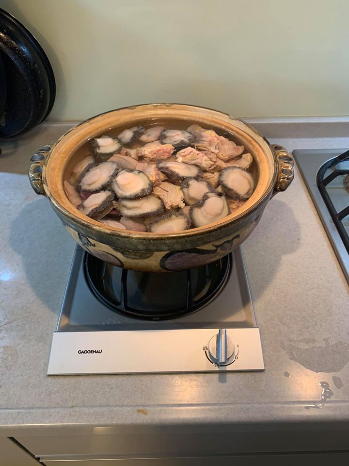 加入清水與鮑魚。