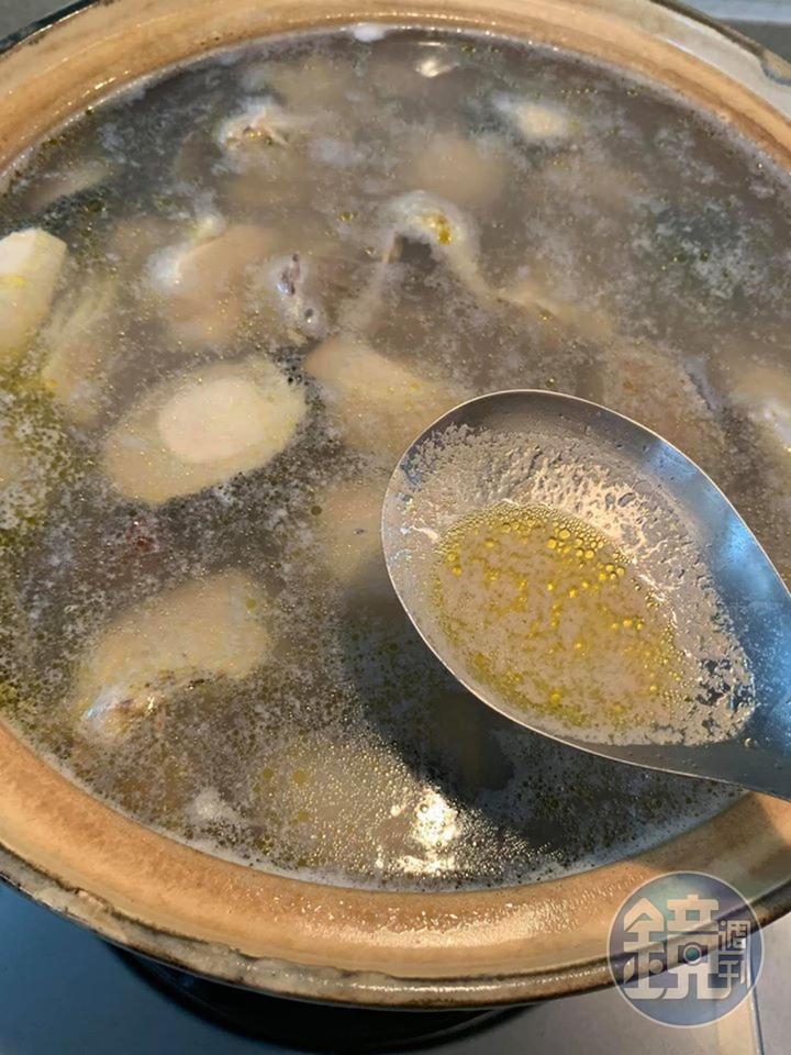 撈除浮油。