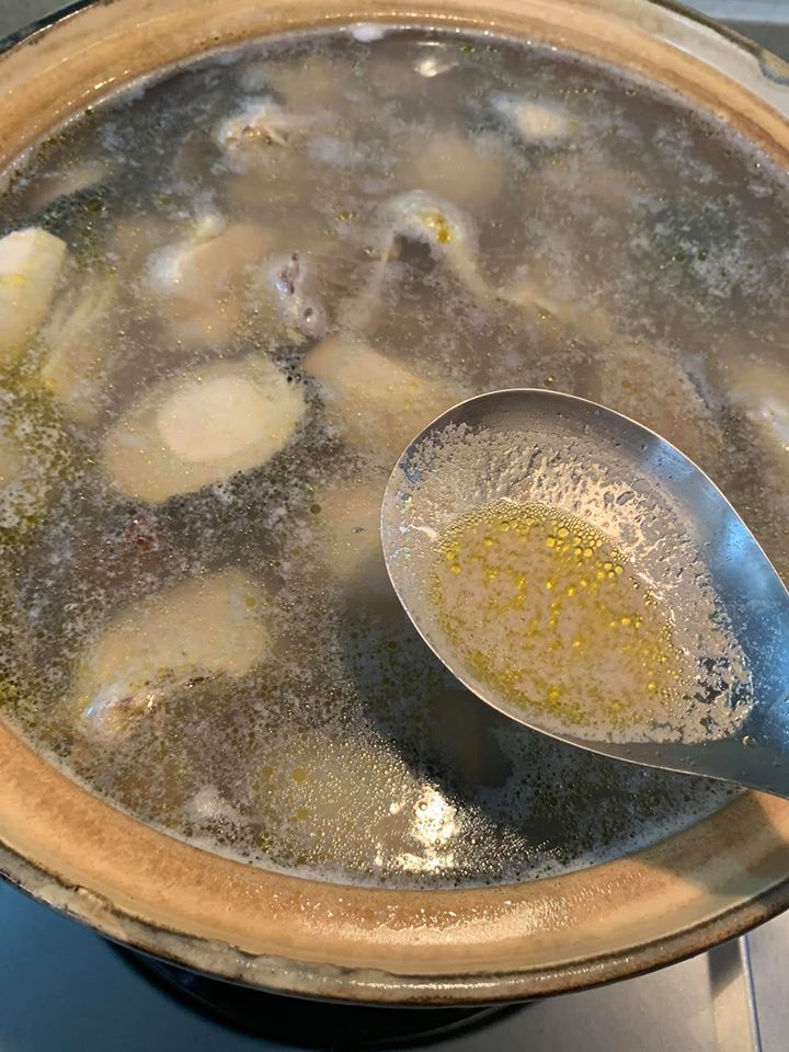 撈除浮油。
