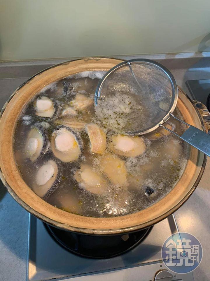 撈掉浮渣。