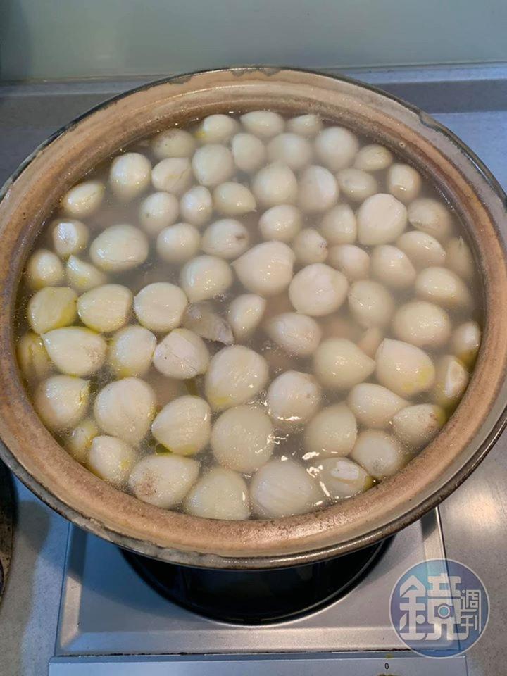 30分鐘後開鍋，蒜頭完整的浮在上面。
