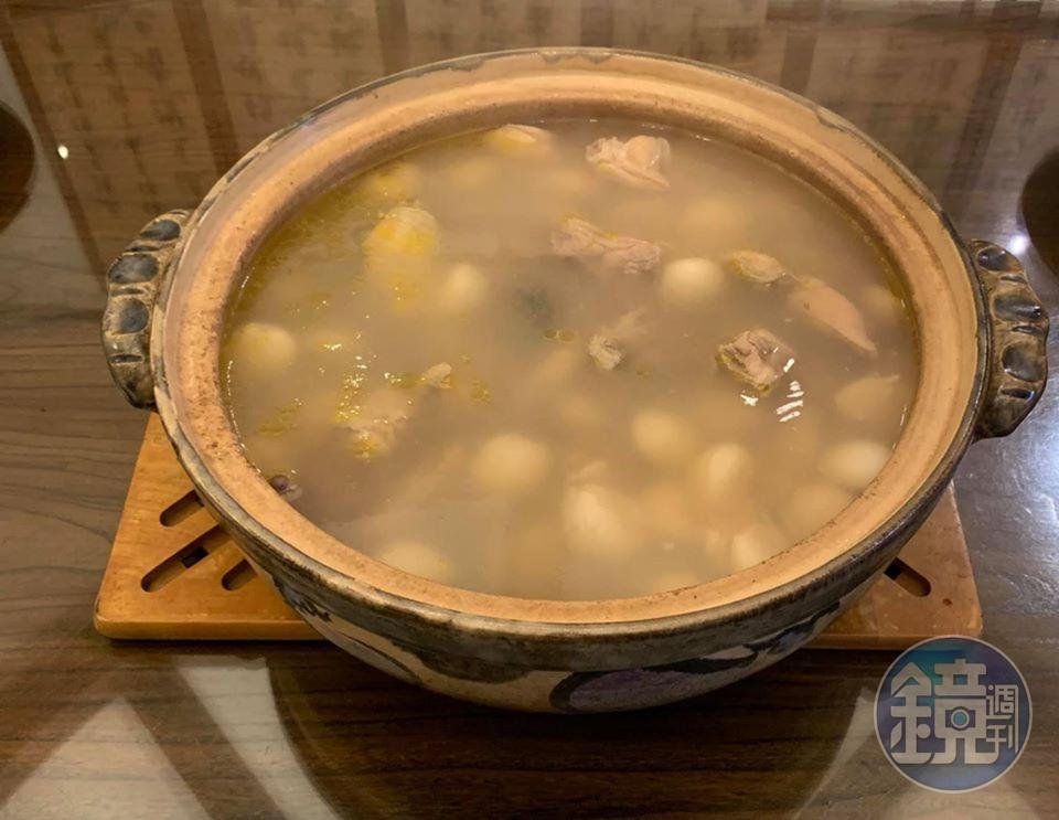 好的蒜頭雞，上桌時蒜頭要粒粒完整。