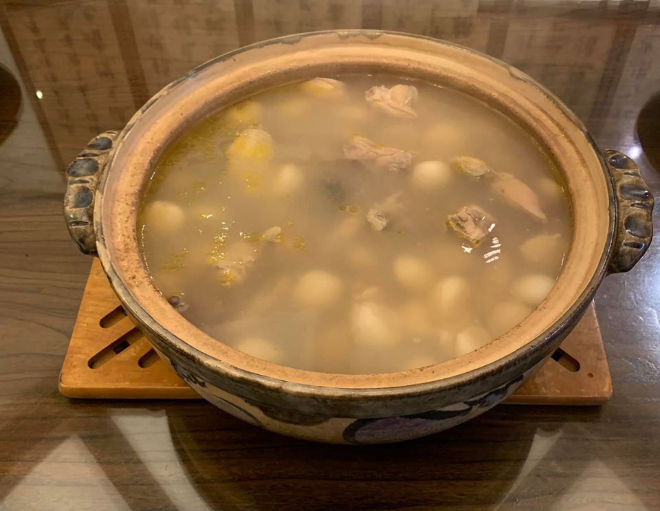 好的蒜頭雞，上桌時蒜頭要粒粒完整。