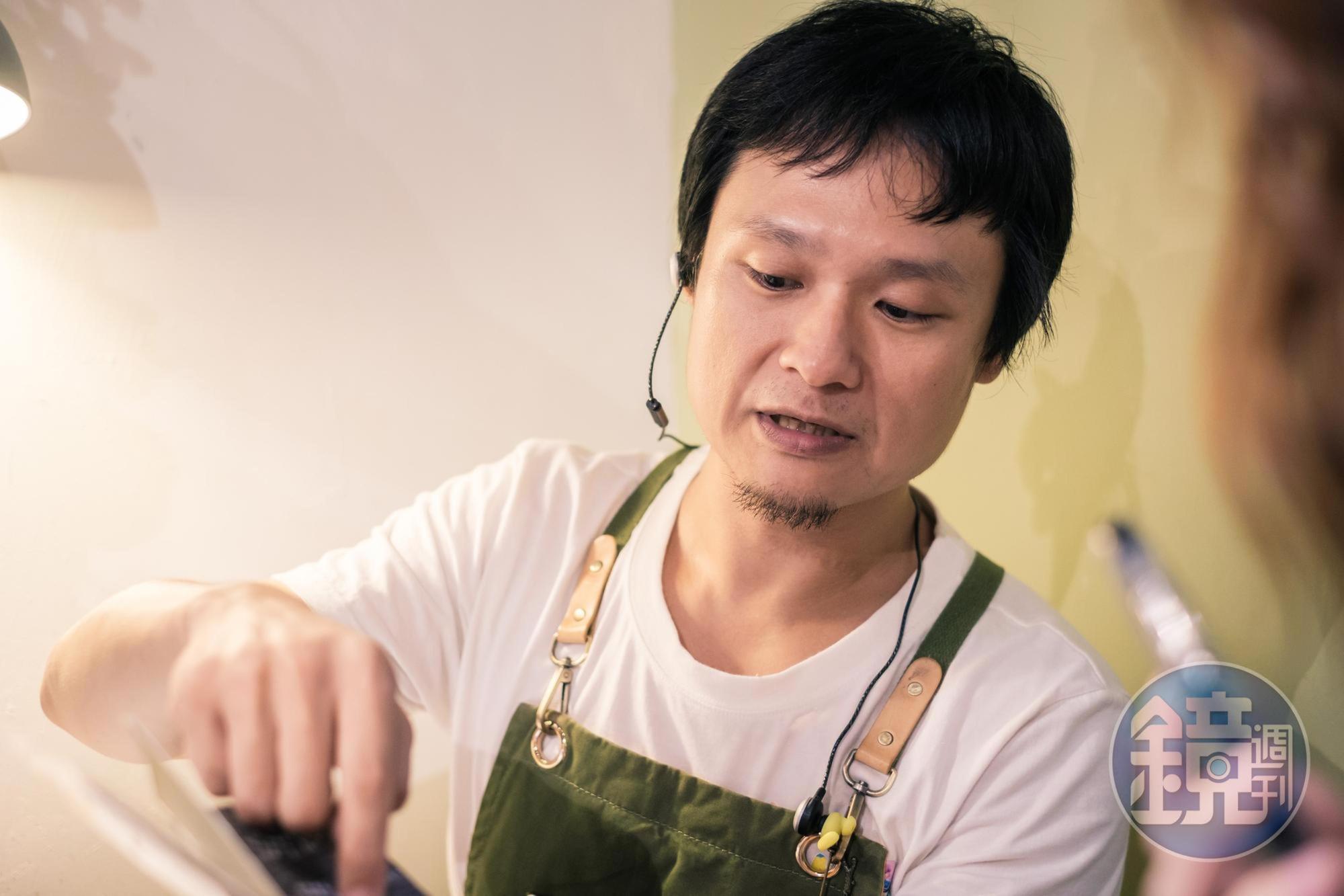 店裡有設計師的老公細心的為客人解說店內的收藏以及種子歷史由來。