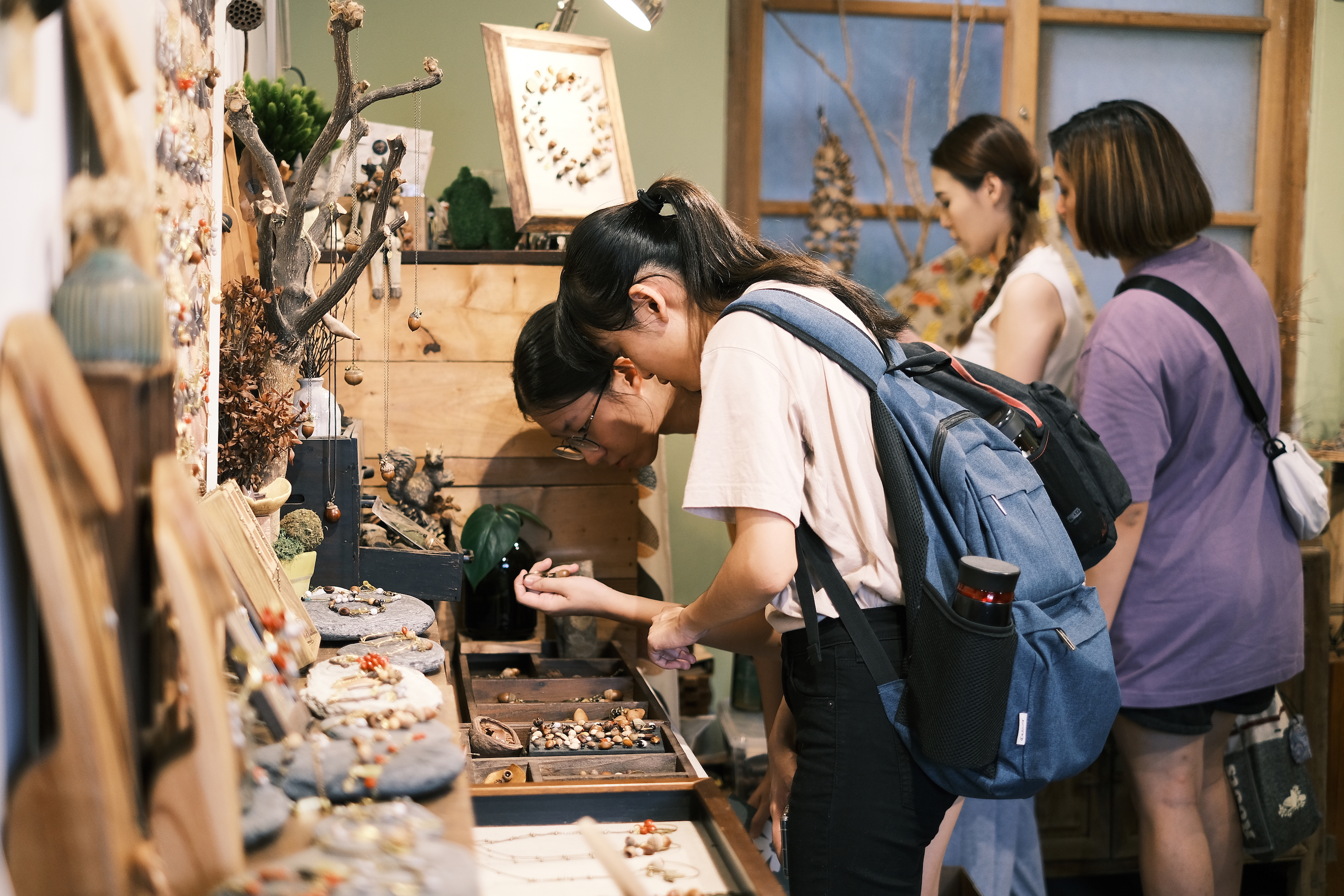 走進店裡支持一下台灣的設計師，讓本土設計環境更有創作的動力。