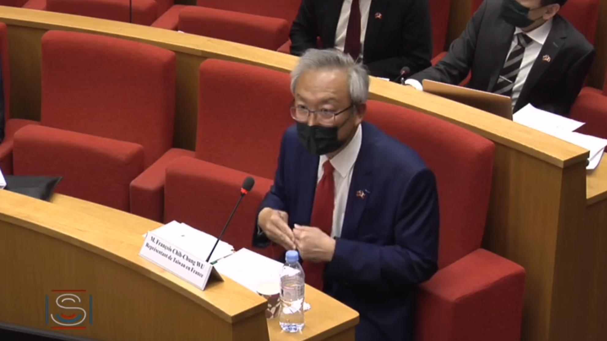 法國參議院9日首度邀請我駐法國代表吳志中(圖)出席調查委員會聽證會,分享台灣在武漢肺炎的防疫經驗。(翻攝自Sénat臉書)