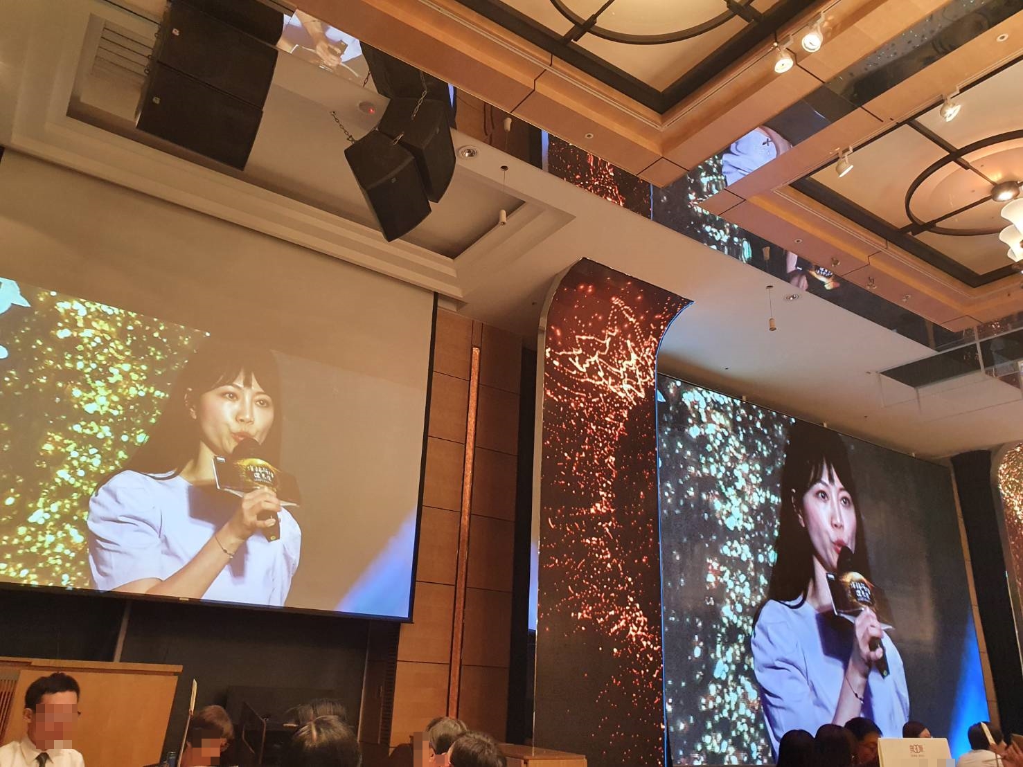 民進黨立委高嘉瑜出席律師節晚會，再次唱招牌歌〈隱形的翅膀〉，晚會後於律師界掀起熱議。（讀者提供）