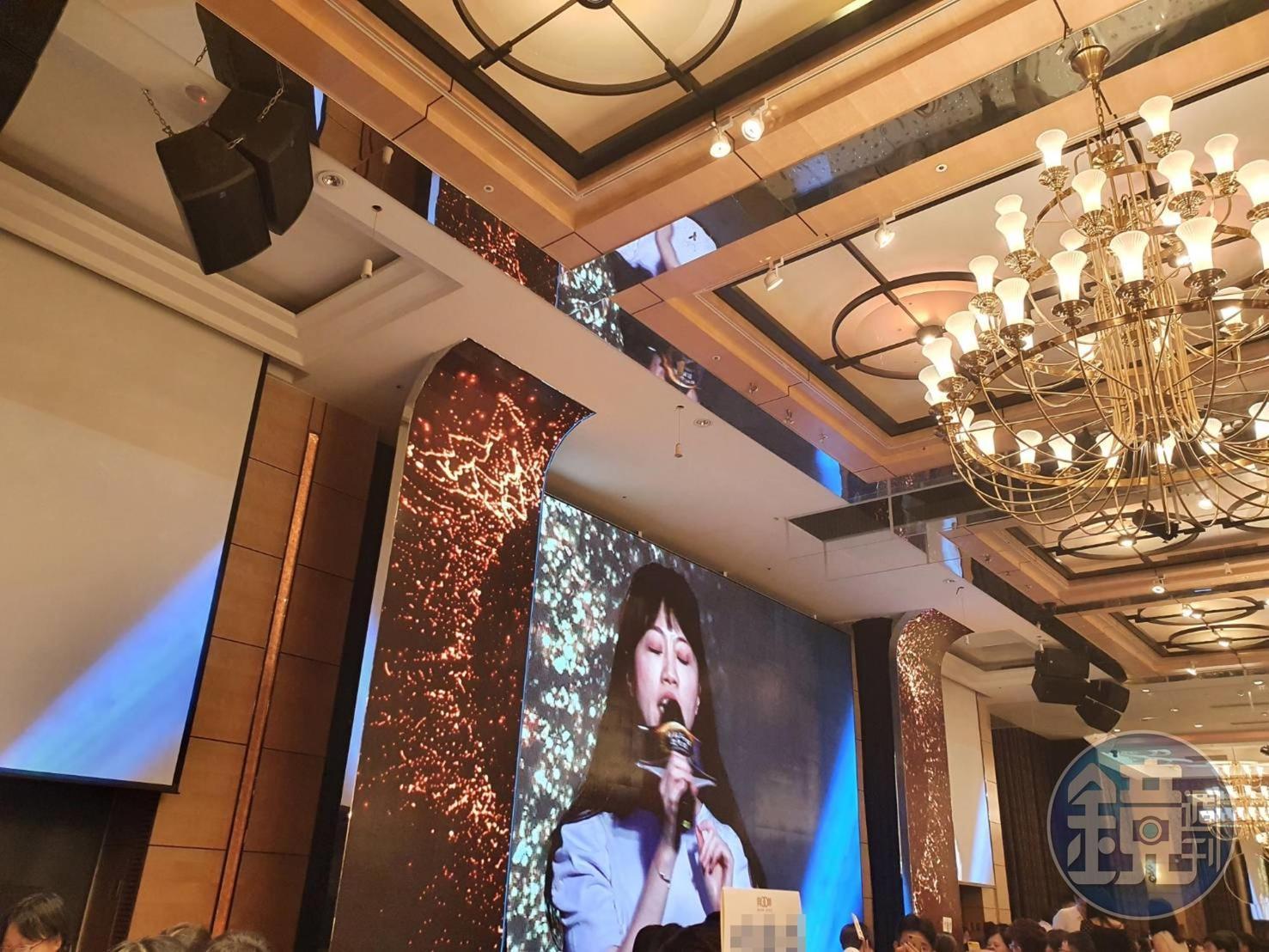 民進黨立委高嘉瑜出席律師節晚會，再次唱招牌歌〈隱形的翅膀〉，晚會後於律師界掀起熱議。（讀者提供）