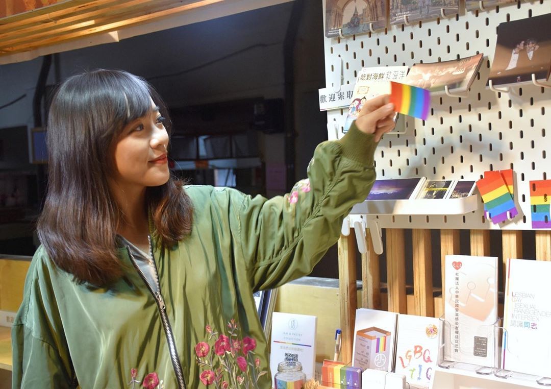 針對性平繪本《國王與國王》風波持續延燒，黃捷於臉書po文痛批反同團體，「大動作開反同之友會，在媒體鏡頭前丟臉！」」（翻攝自黃捷IG）