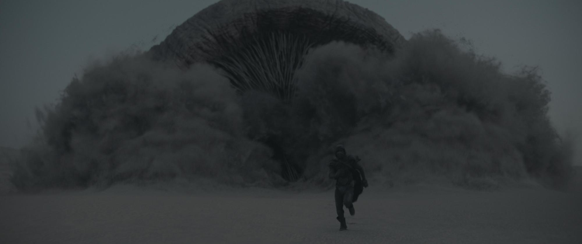 無論是小說或電玩，沙蟲竄出地表的浩大場面都是劇情的高潮，也是許多粉絲最期待影像化的情節。（華納兄弟提供）