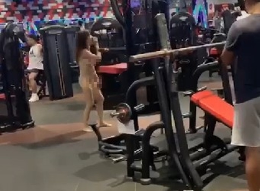 警方獲報趕抵，動用公權力進入健身房將婦人帶走。（翻攝畫面）