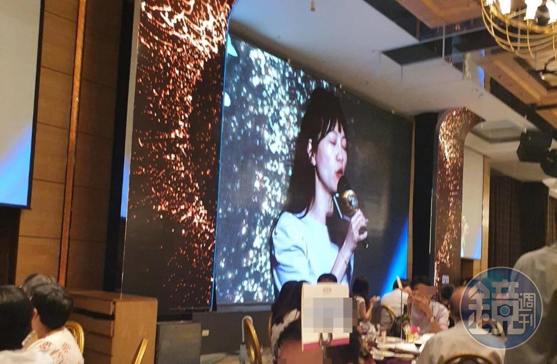 高嘉瑜高唱招牌歌〈隱形的翅膀〉，律師在社群紛紛轉傳及分享。（讀者提供）