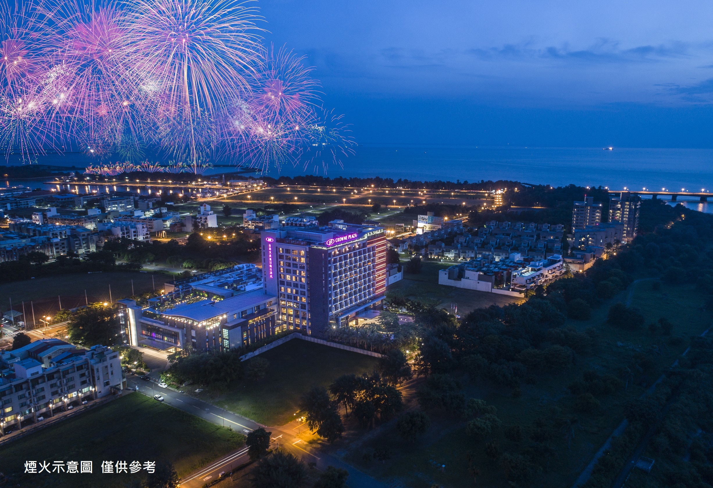 台南今年首度舉辦國慶煙火，施放地點設於安平漁光島。（台南大皇冠假日酒店提供煙火示意圖）