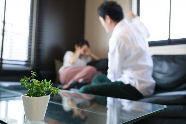 桃園一名男子找孕妻談判離婚,將她打到頭破血流,甚至還以視訊直播與另一名女網友分享犯罪過程。(示意圖,翻攝自Photo-AC)
