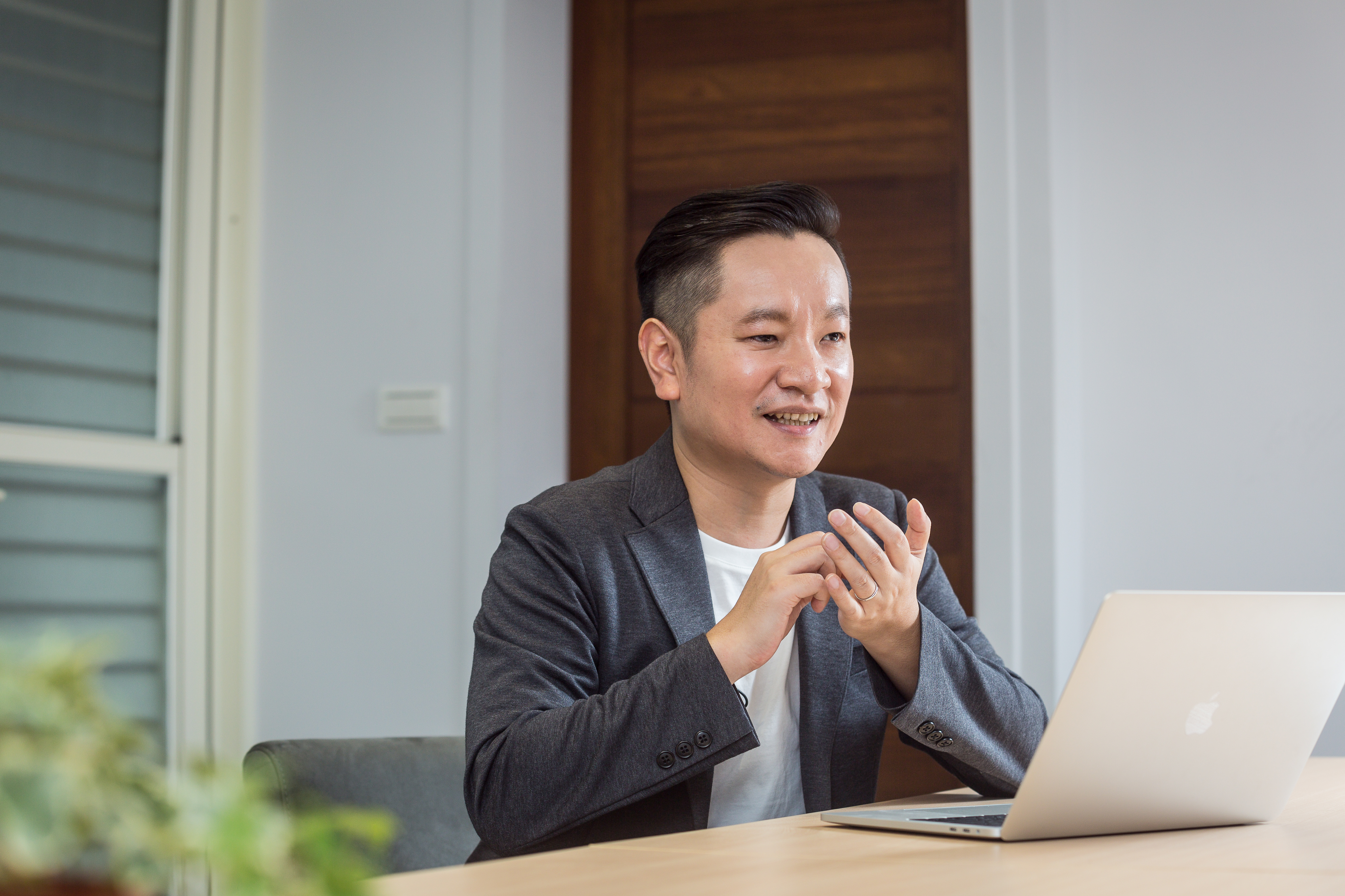 美股投資達人追日GUCCI，利用股息成長法打造被動收入，不到40歲就退休。