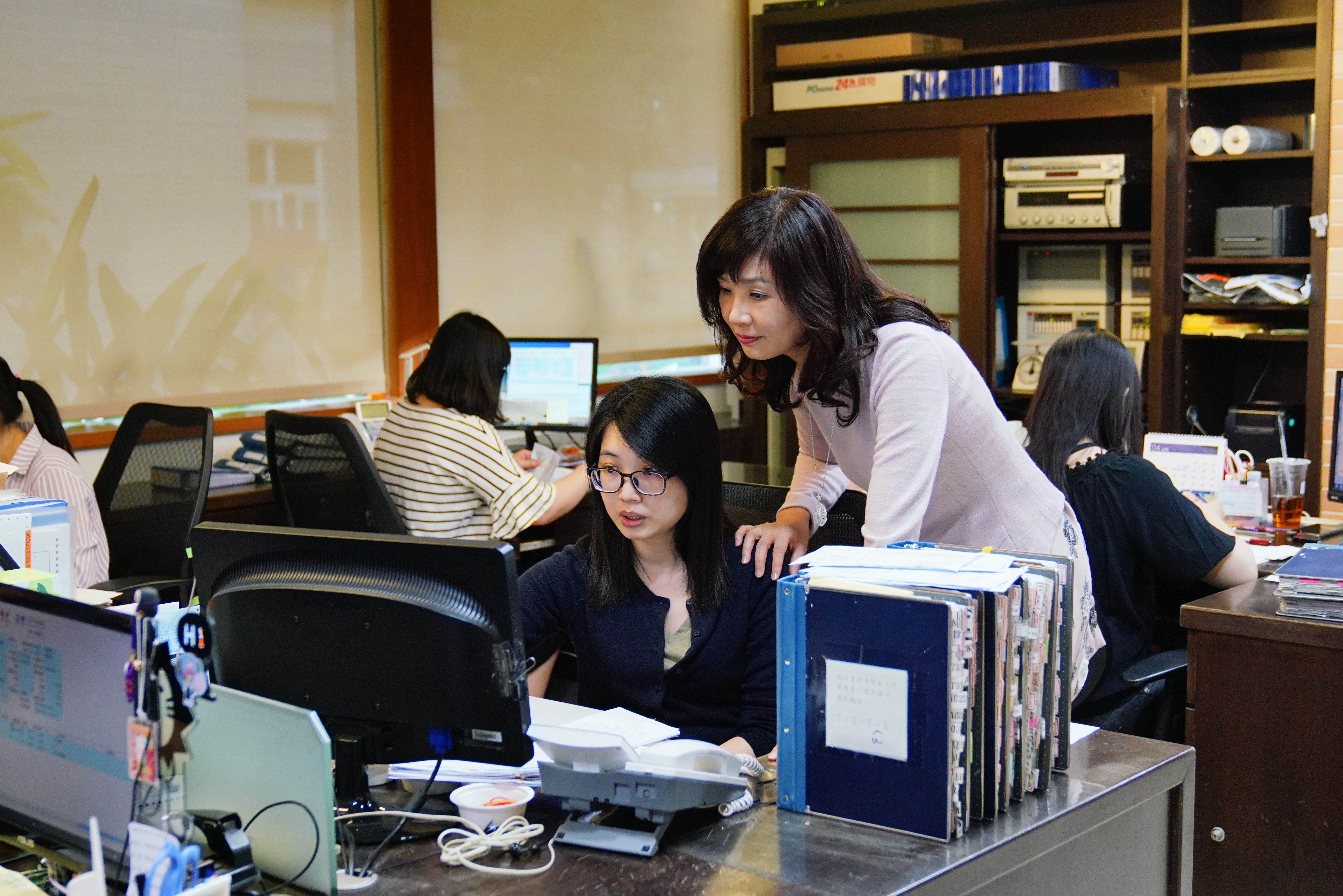 張繼華（右2）曾為舞蹈老師，心思縝密，在後端把關訂單與倉儲。