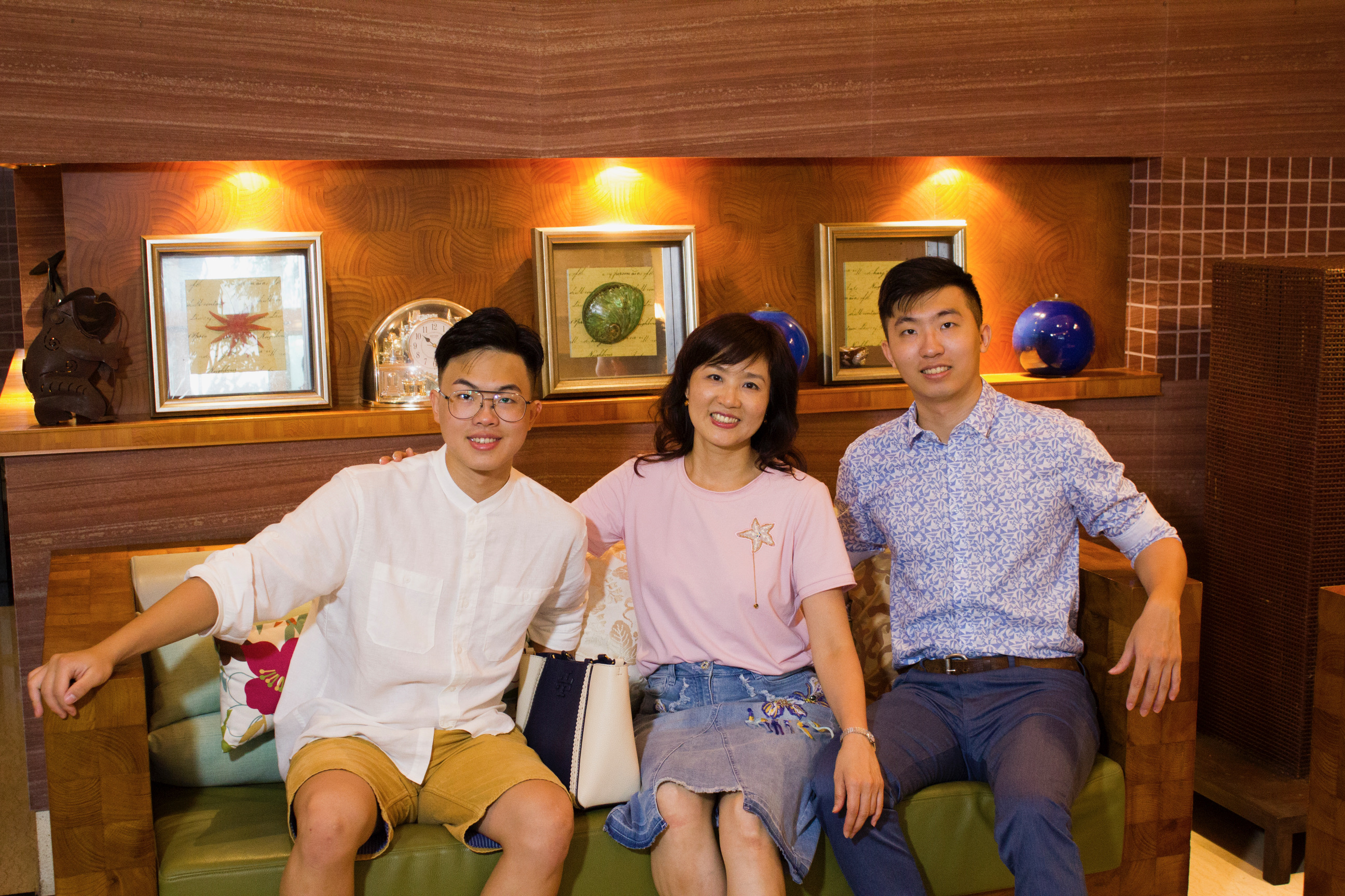 張繼華（中）的二個兒子一位在化工領域深造，另一位則攻讀企管，未來都打算進入恆崇，替父親完成未竟的事業。（張繼華提供）