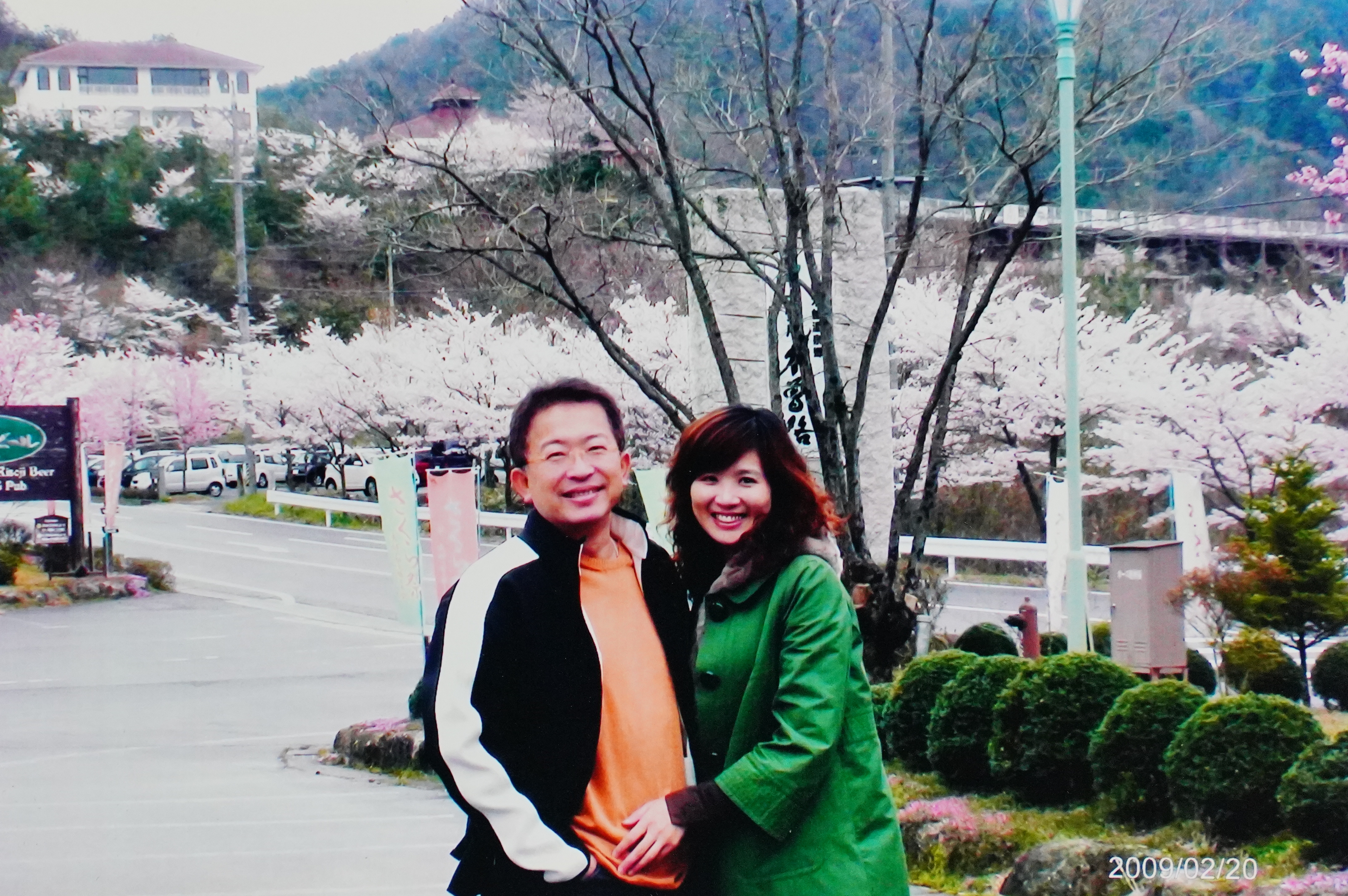 恆崇創立時，由張繼華（右）在後端把關訂單與倉儲，個性海派、熱情的丈夫林建宏（左）則負責對外跑業務。（張繼華提供）