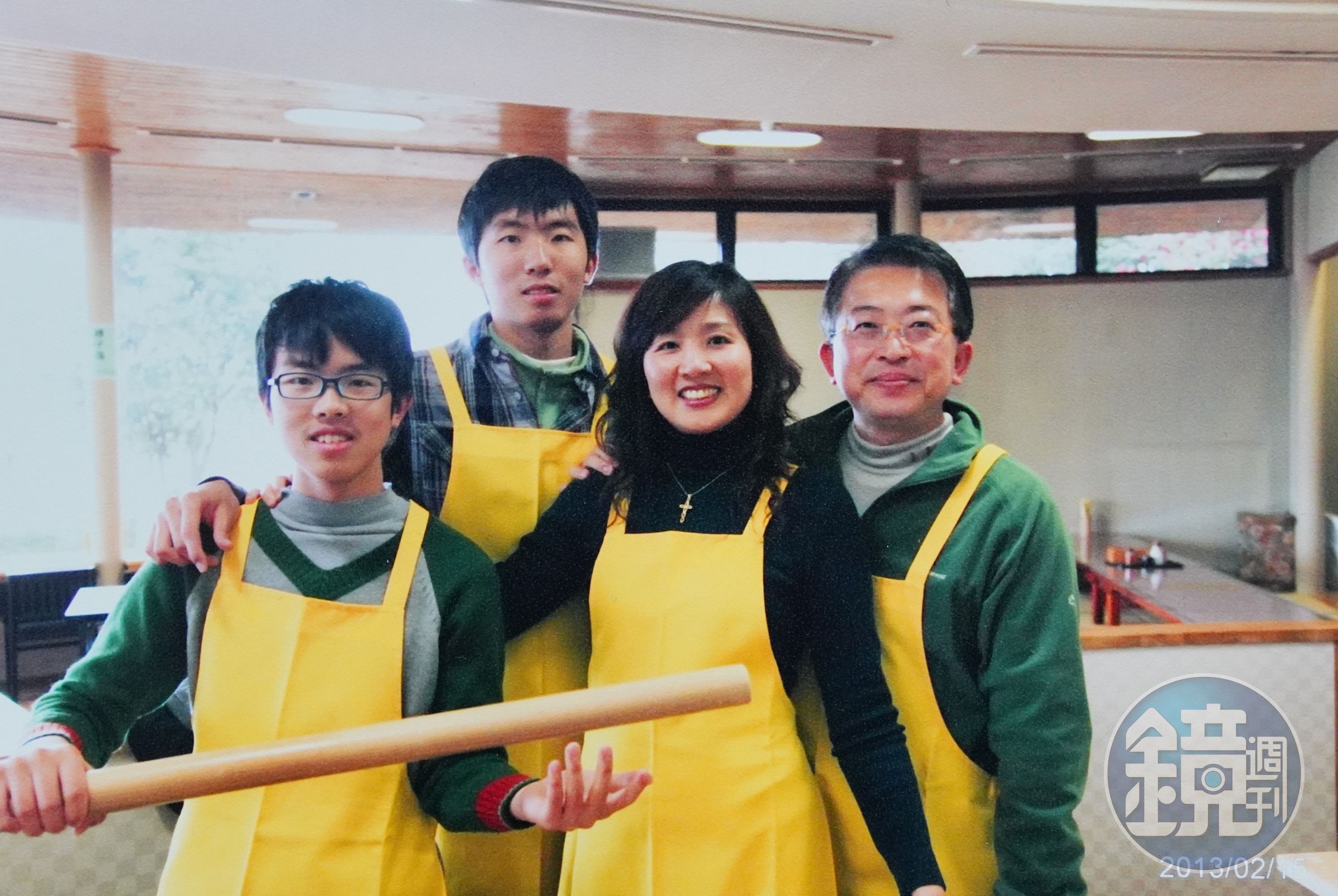 張繼華（右2）說，先生林建宏（右1）是老饕，不僅把她的嘴養刁了，現在連2個兒子也都成為美食家。（張繼華提供）