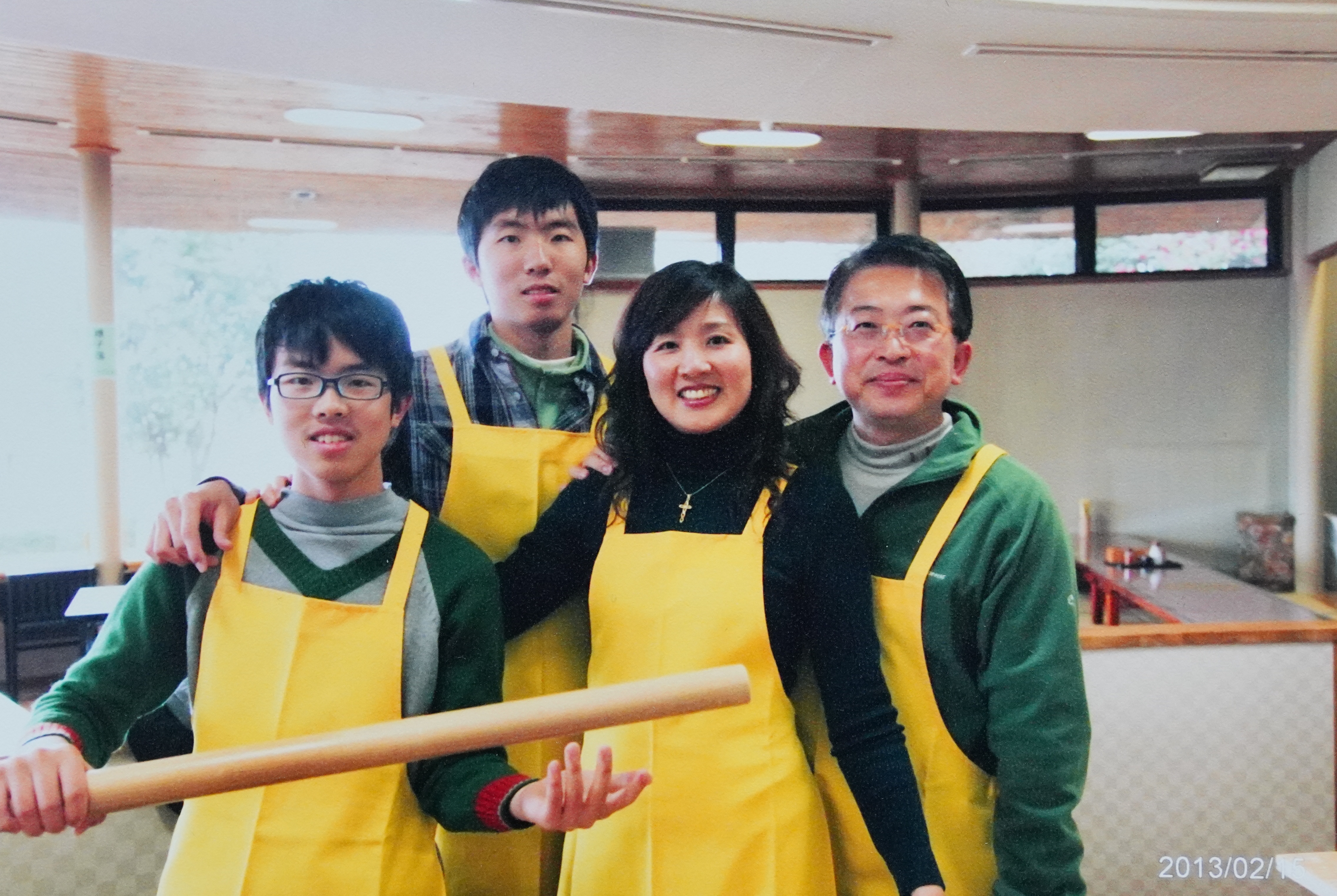 張繼華（右2）說，先生林建宏（右1）是老饕，不僅把她的嘴養刁了，現在連2個兒子也都成為美食家。（張繼華提供）