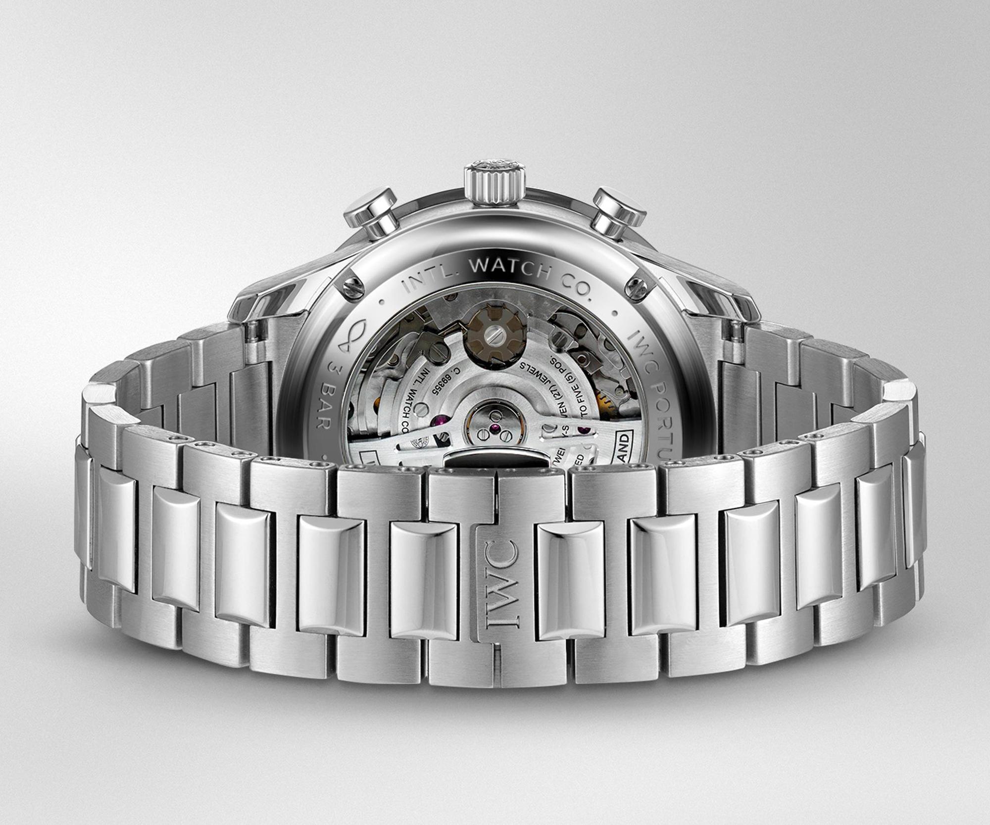 IWC葡萄牙系列計時碼錶，也全面換成了自製的Cal. 69355自動上鏈計時機芯，從透視錶背看很有感覺，加上金屬鍊帶感覺更加威風。