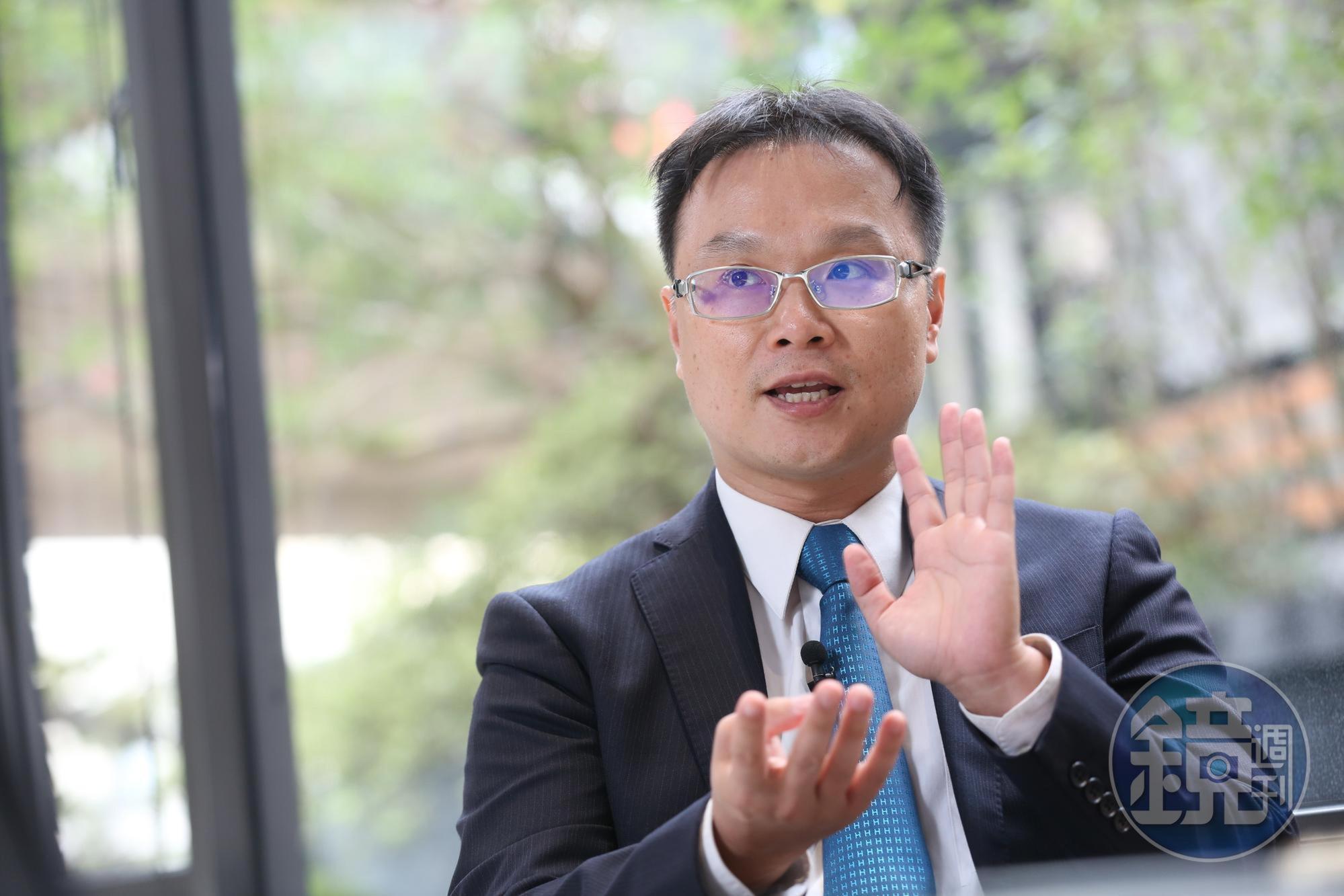 仲英財富管理投資長陳唯泰表示，新台幣強升，讓擁有大批土地、廠房的資產股，身價水漲船高。
