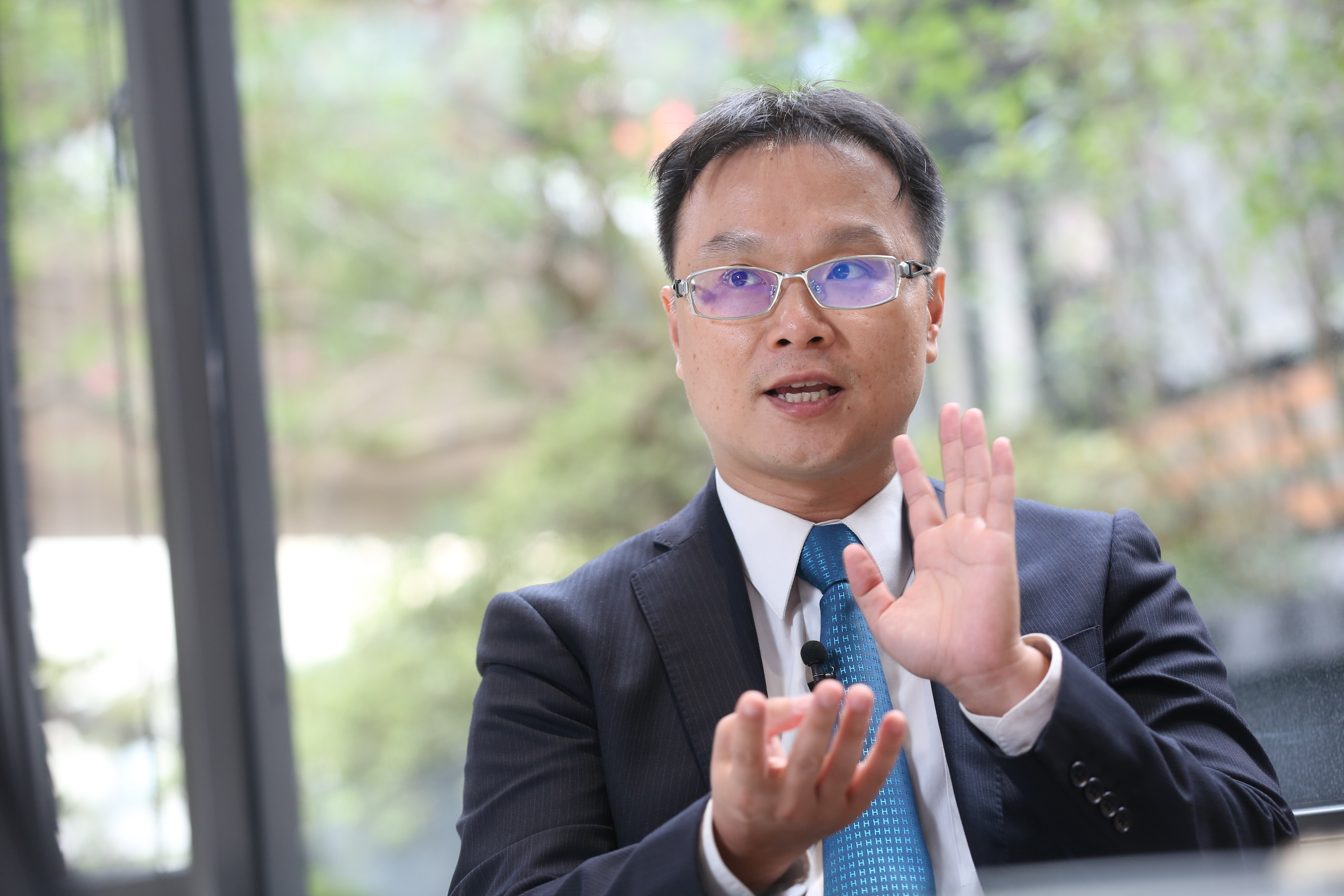 仲英財富管理投資長陳唯泰表示，新台幣強升，讓擁有大批土地、廠房的資產股，身價水漲船高。