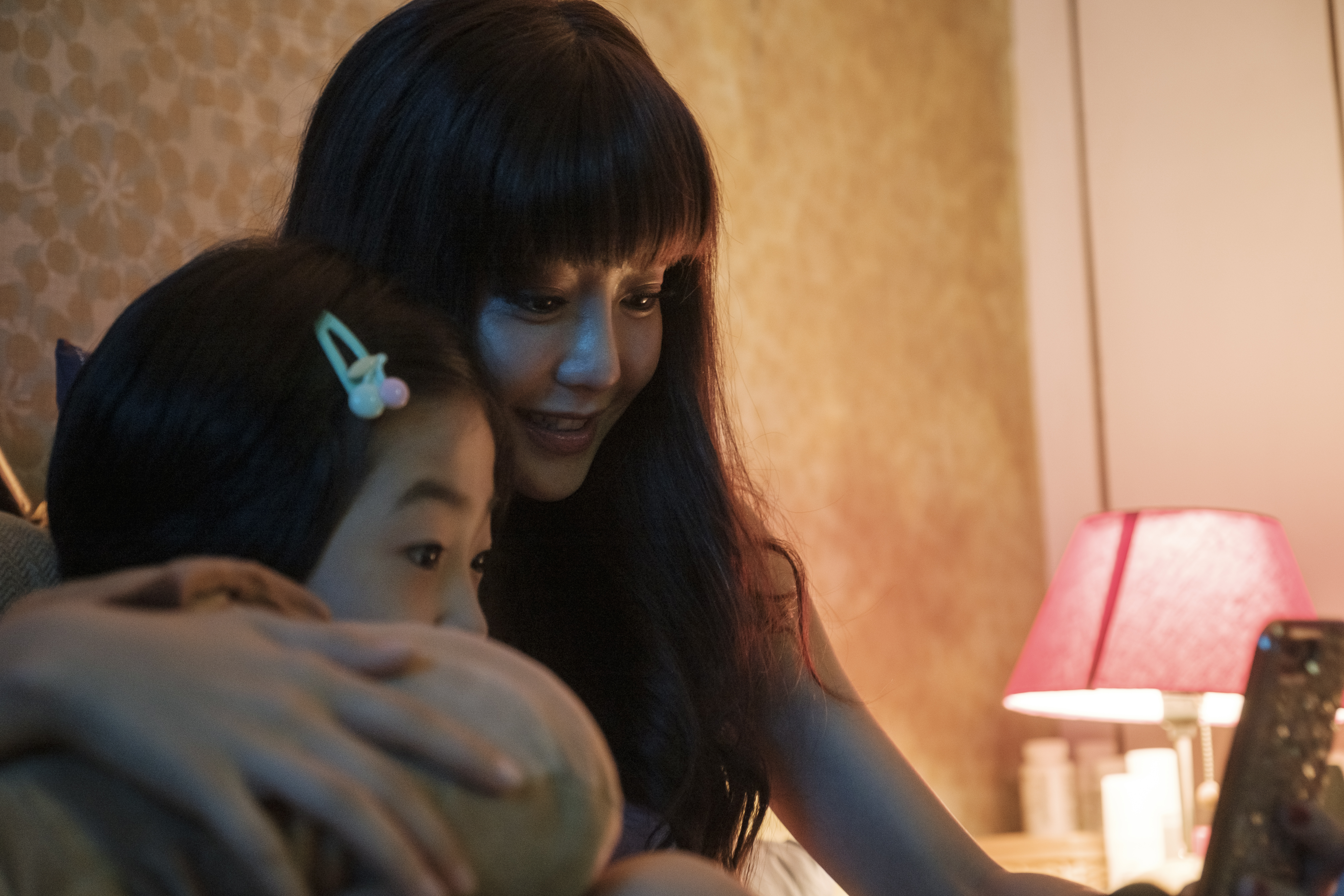 《住戶公約第一條》入圍金鐘獎4項大獎提名，謝欣穎及白小櫻雙雙入圍「迷你劇集最具潛力新人」與「迷你劇集女配角」獎。（鏡文學提供）