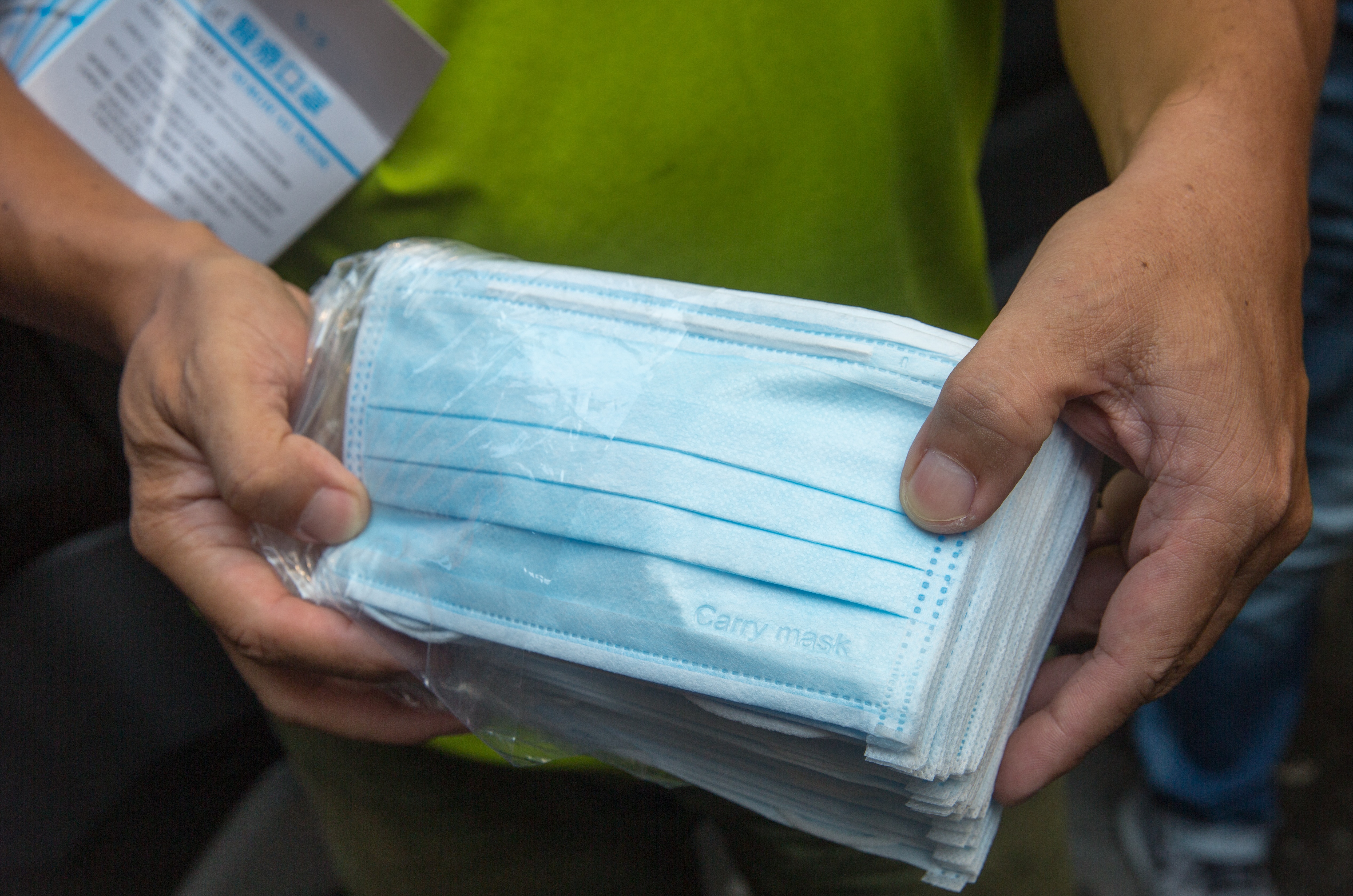 加利科技以中國製口罩混充台灣製口罩，受害民眾辦理退貨。（本刊資料照）