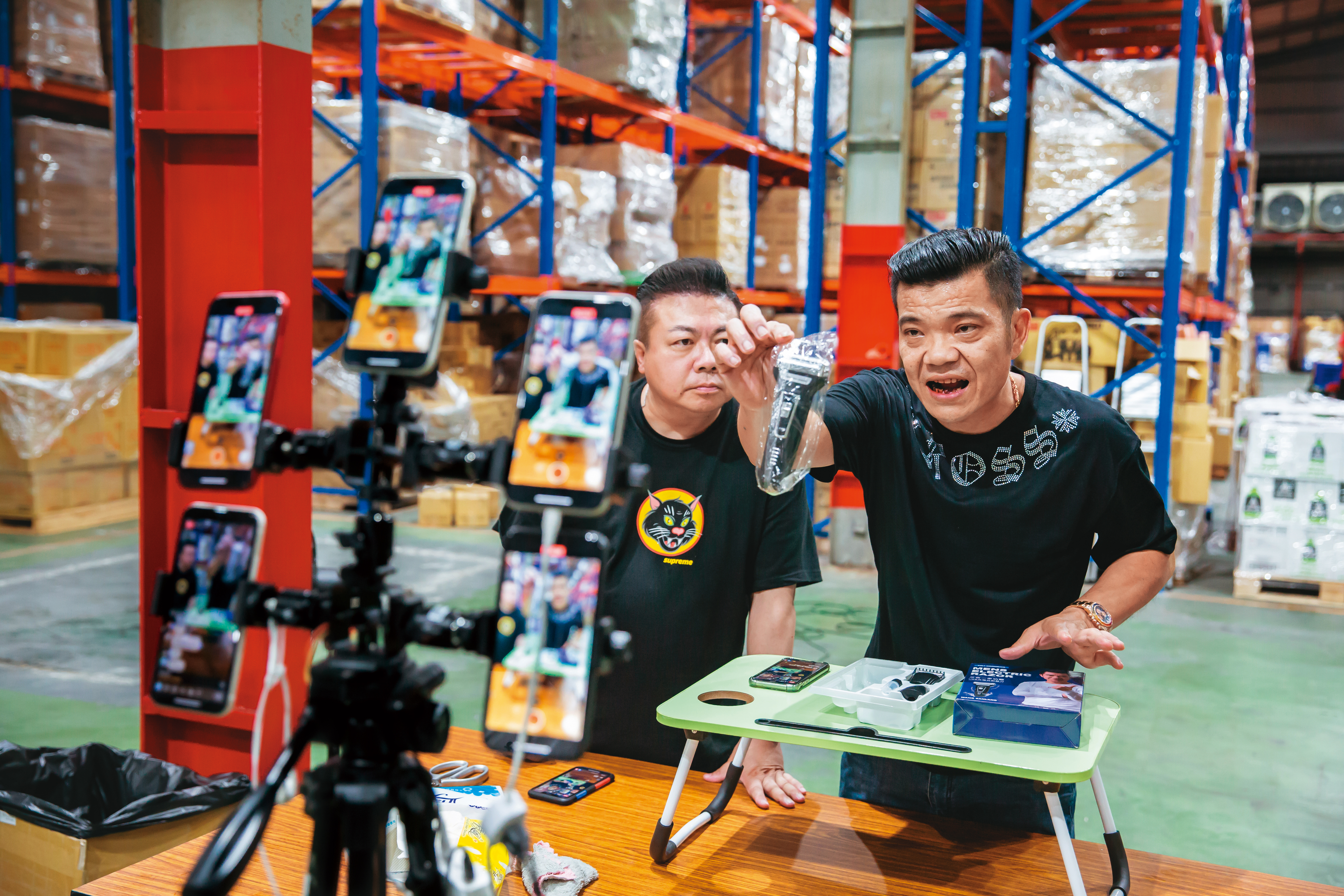 叫賣人生長達20多年的王三郎(右),轉戰網路後有「直播天王」封號,與董至成(左)搭檔的組合,頗受中年族群喜歡,最擅長賣居家生活五金產品。