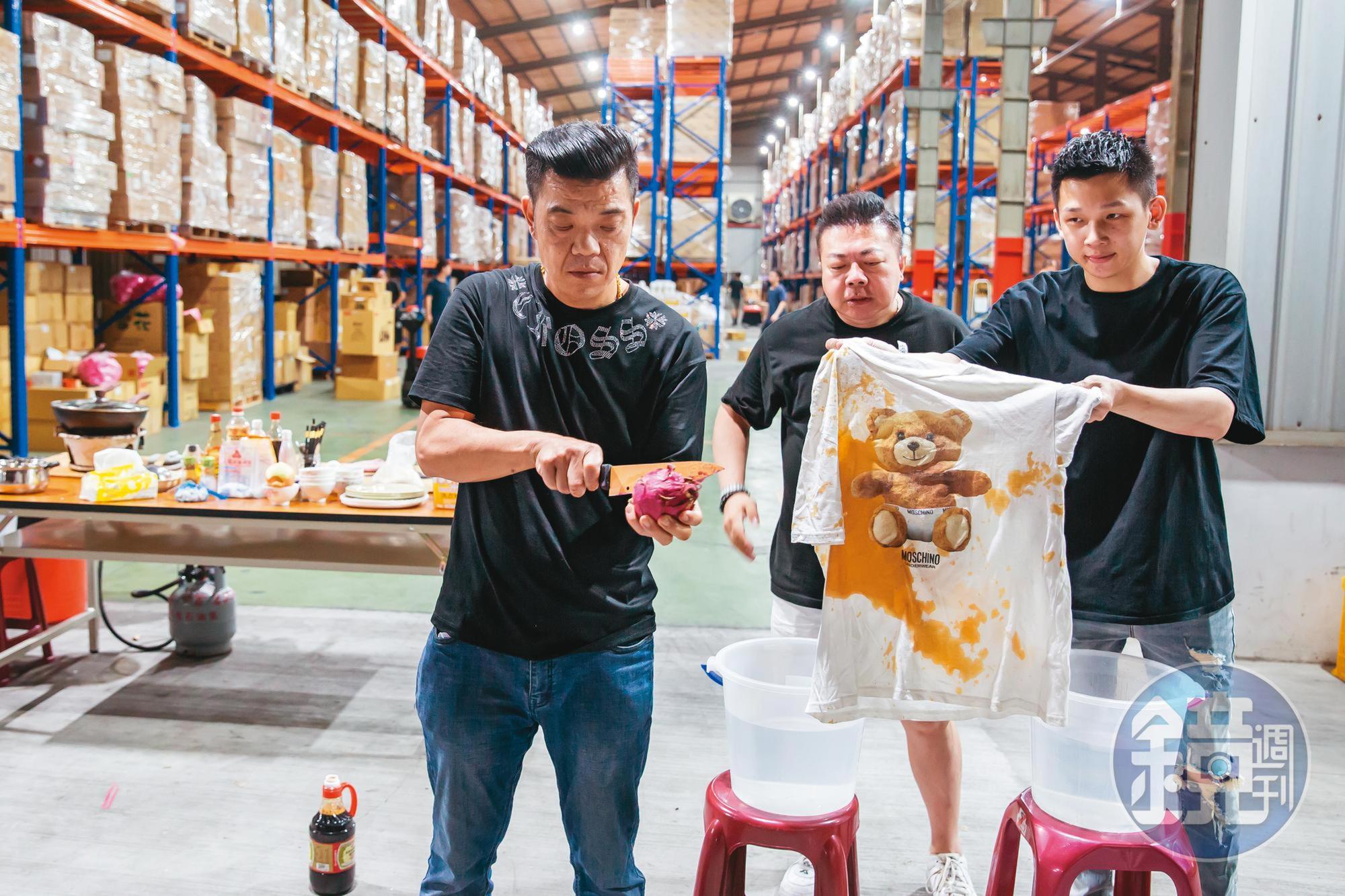 王三郎(左)除了熟悉商品,也會與董至成(中)等人現場做實驗,把直播當電視購物加綜藝節目做。