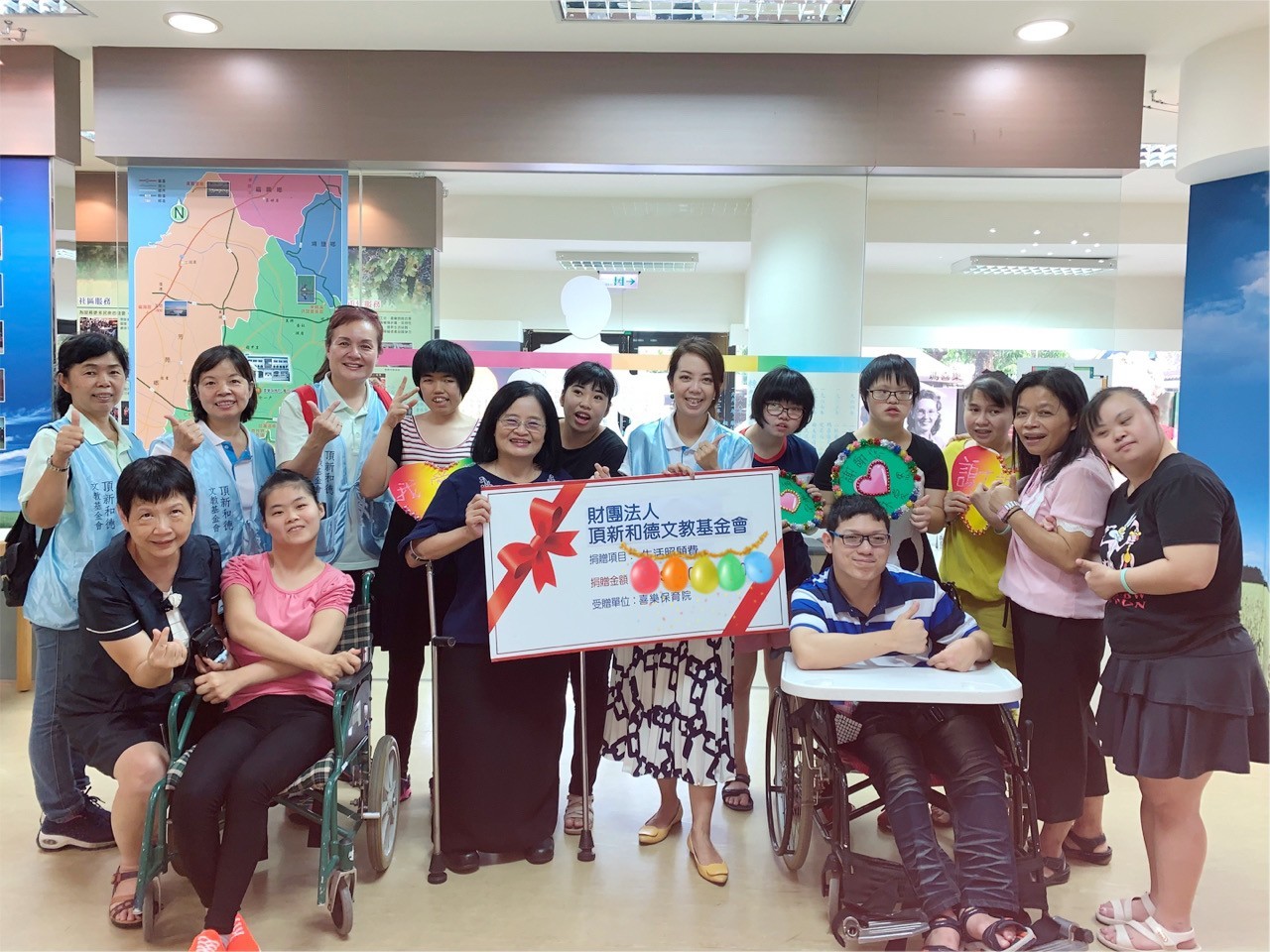 頂新和德文教基金會捐助基督教喜樂保育院，呼籲社會大眾一起支持社福機構。（頂新和德文教基金會提供）