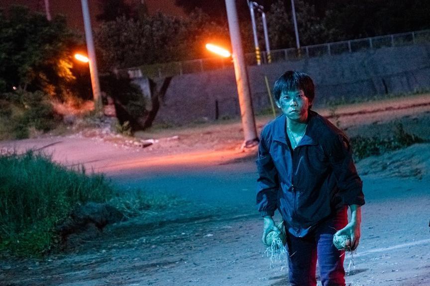 《馗降:粽邪2》顏正國飾演毒品走私犯,祭拜鬼師父引發連環凶案。(華影國際提供)