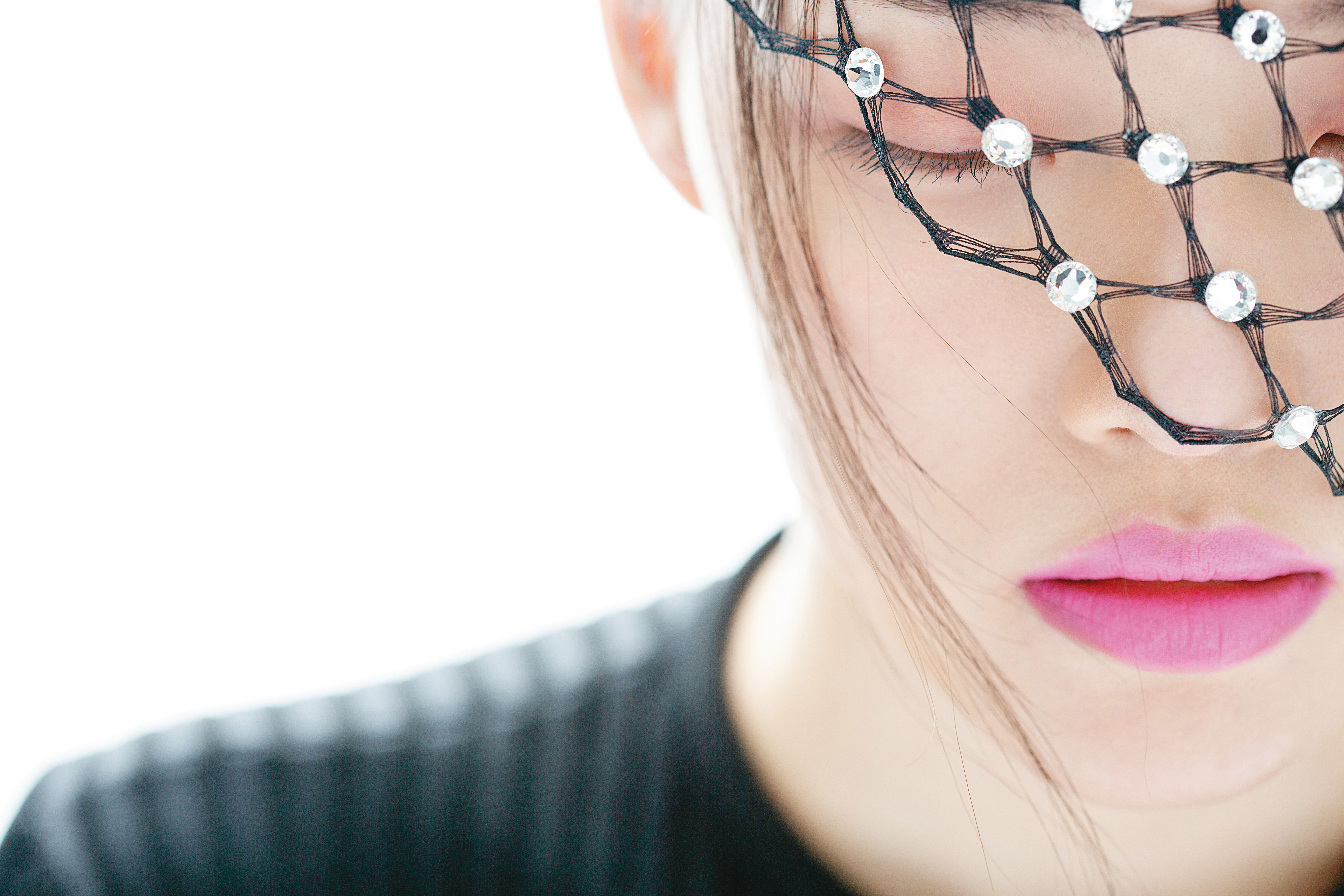 水晶鏤空面紗頭飾，價格店洽 by LOEWE。