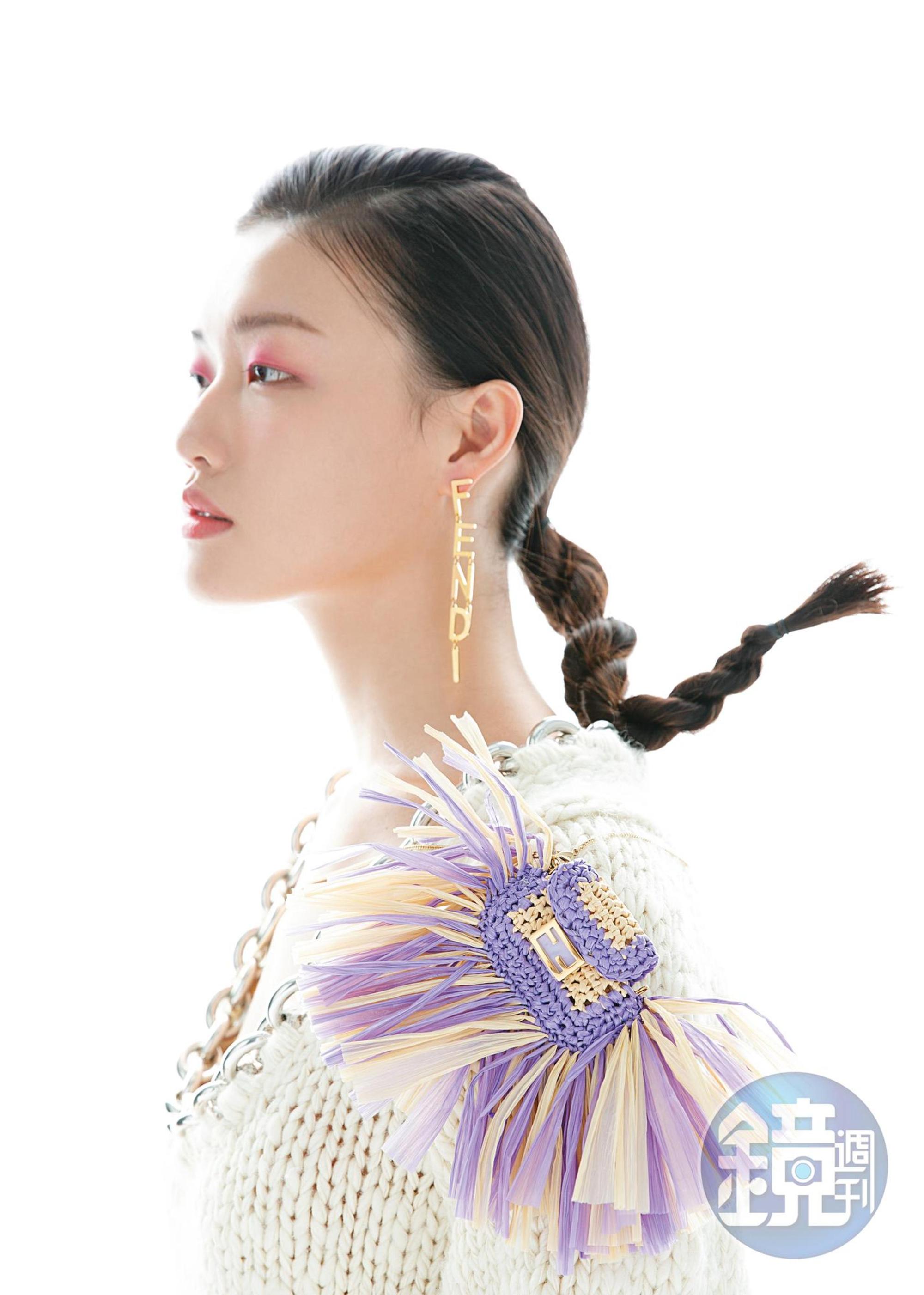 流蘇Pico Baguette NT$19,800 by FENDI、Logo字母耳環 NT$17,200 by FENDI、U領銀鍊米色羊毛粗針織洋裝 NT$102,100 by BOTTEGA VENETA。