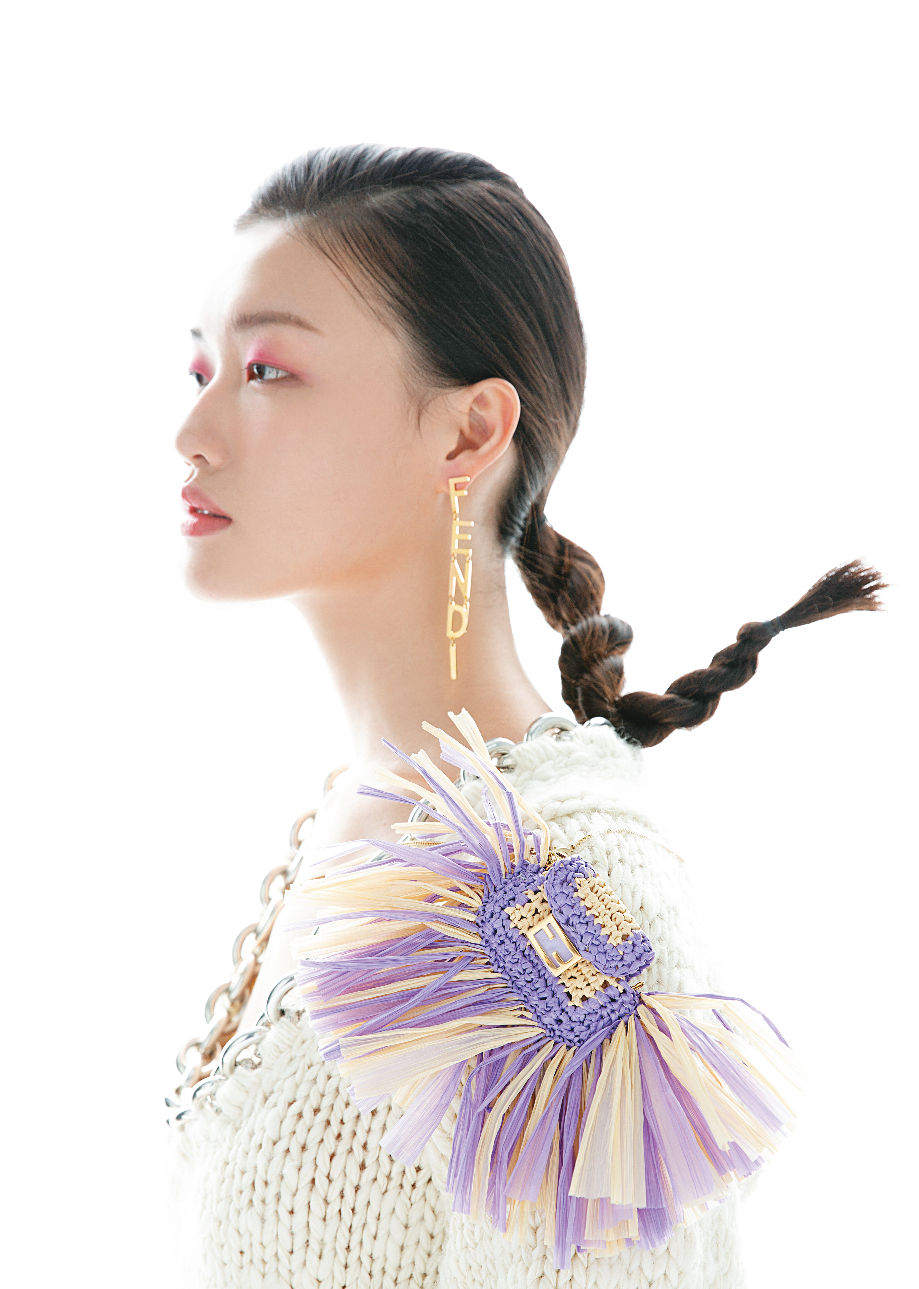 流蘇Pico Baguette NT$19,800 by FENDI、Logo字母耳環 NT$17,200 by FENDI、U領銀鍊米色羊毛粗針織洋裝 NT$102,100 by BOTTEGA VENETA。