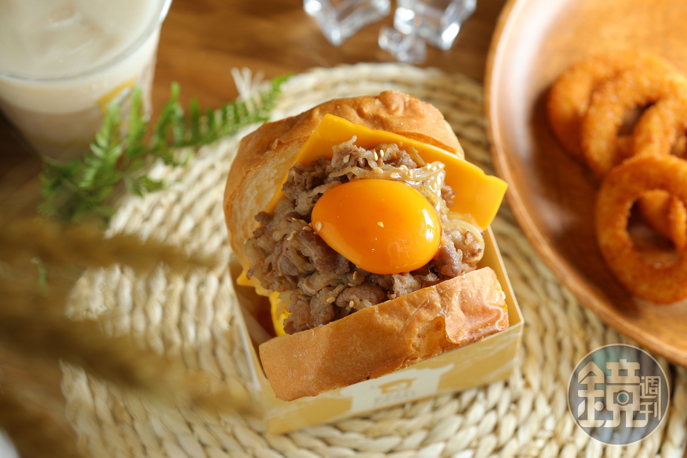 「照燒牛肉起司蛋」（99元／份）美國牛胸腹肉用醬油、味醂、糖醃得鹹甜入味，加顆「有機生蛋黃」（15元）口感有如壽喜燒。