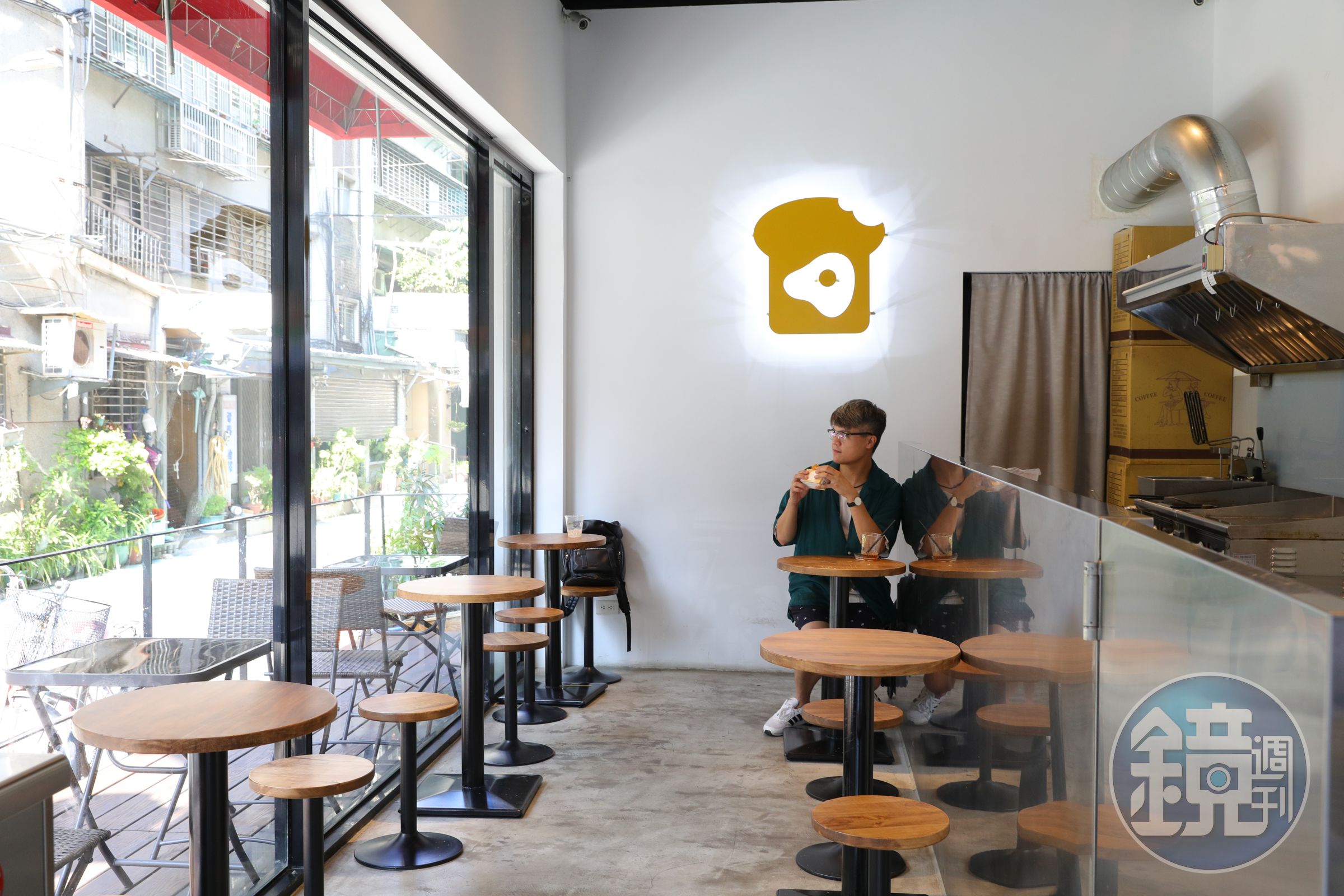 以外帶為主的店面座位不多，窗明几淨有如韓系咖啡店。