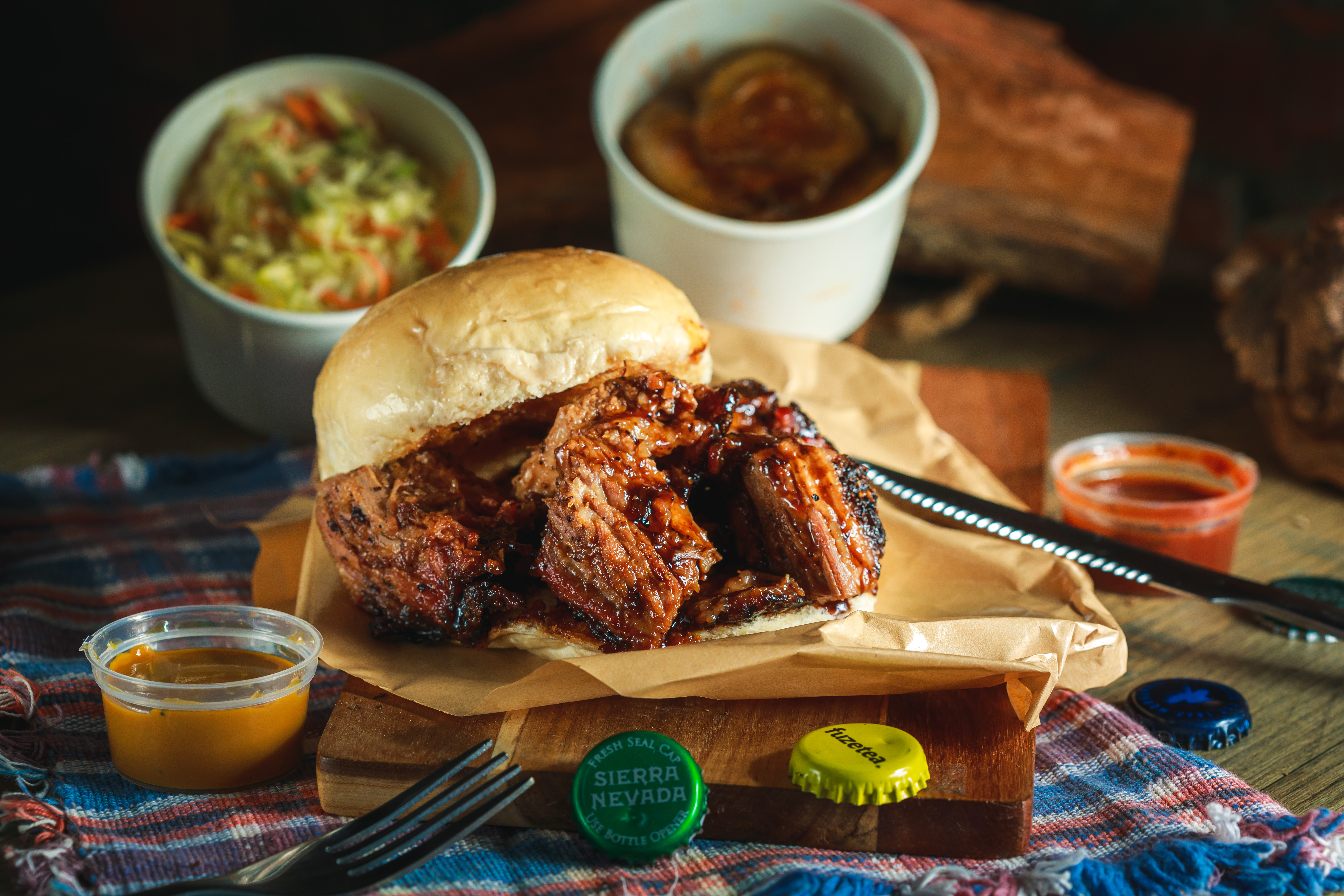 「醬燒牛胸肉漢堡套餐」牛肉切得超大塊，卻因長時間慢烤而超級軟嫩，如果趕得上一定要點。（290元／份）