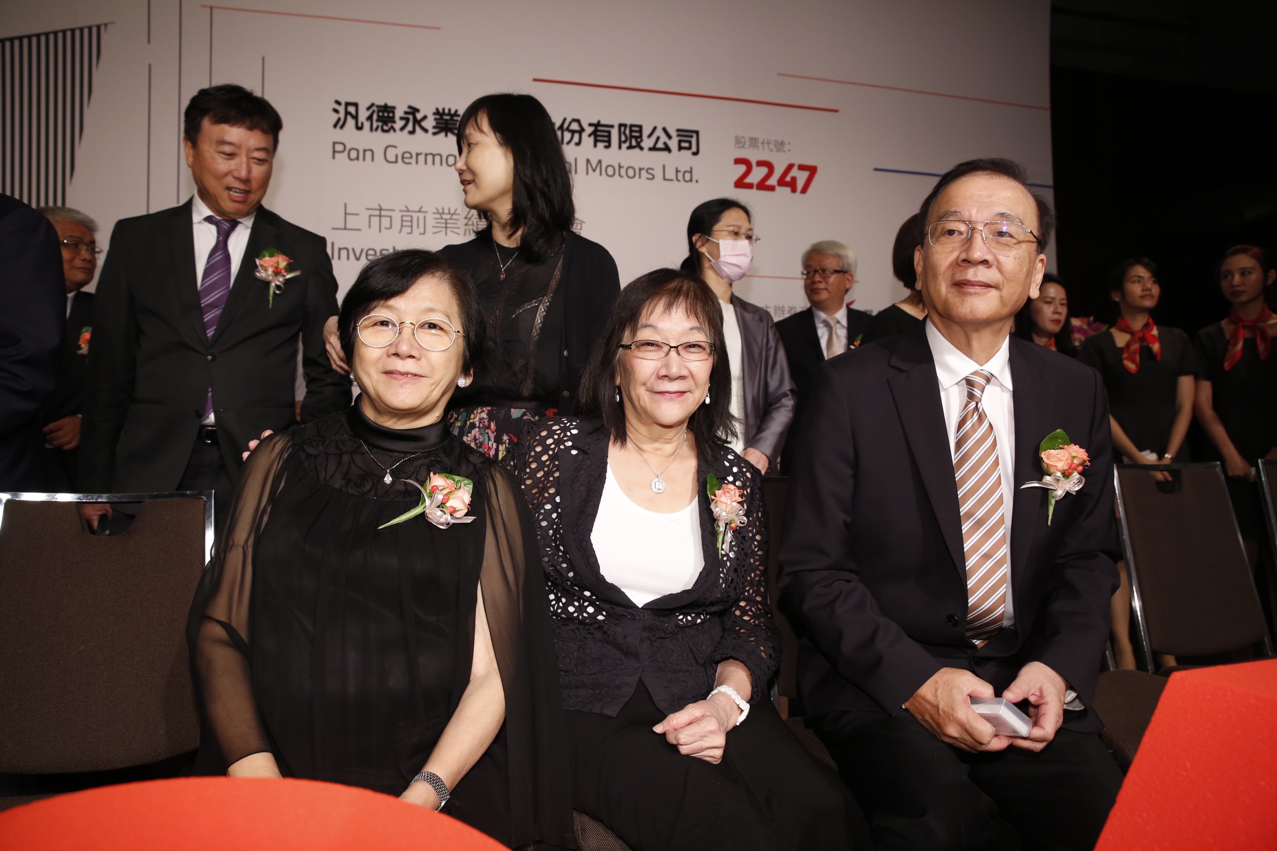 從第一代掌門人唐誠在1954年創立汎德永業集團,成立50多年來,都選擇低調不上市,卻因第三代不願接班,讓唐榮椿選擇了上市的這條路。