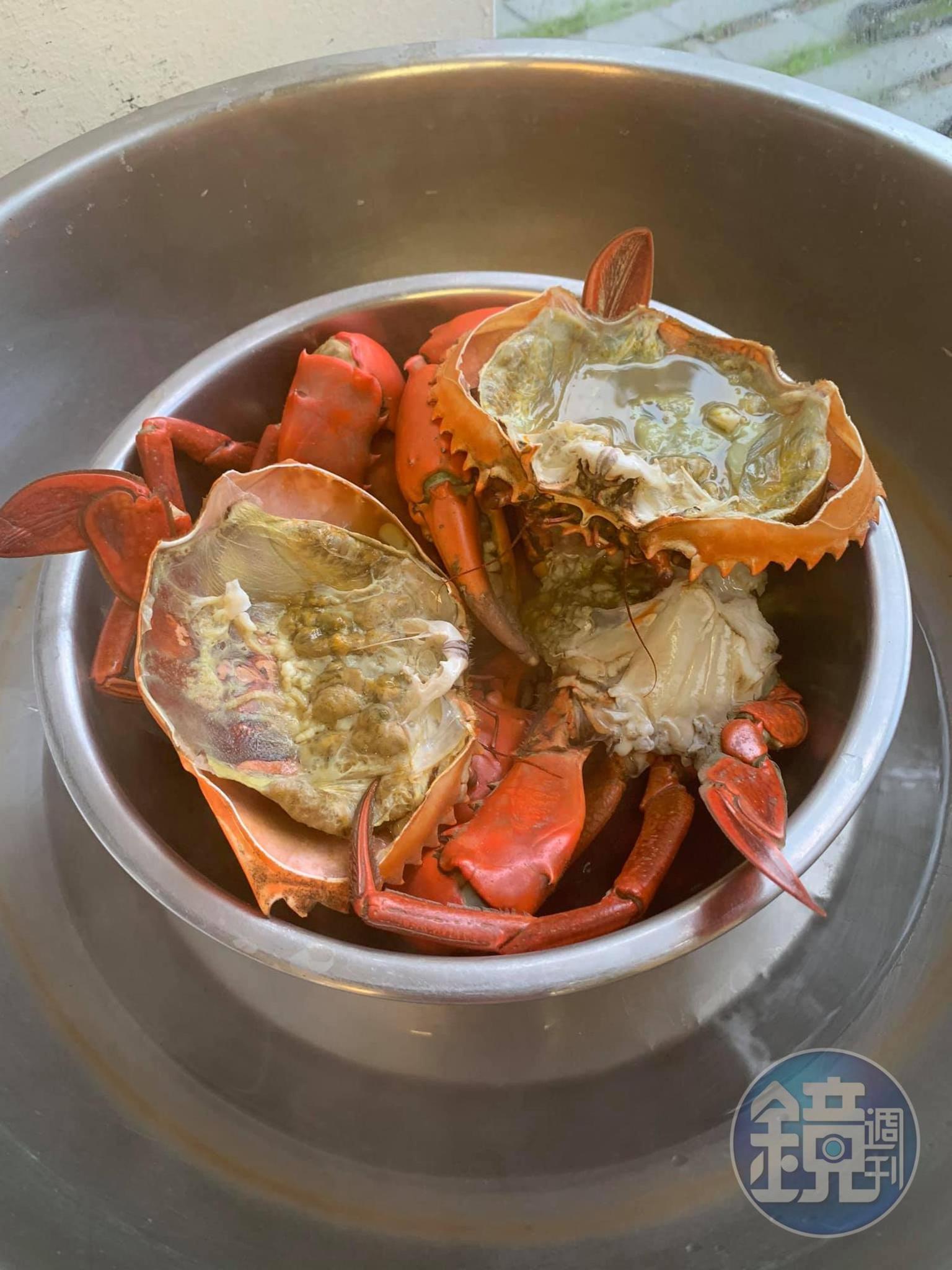 大沙公蒸熟,準備拆肉。